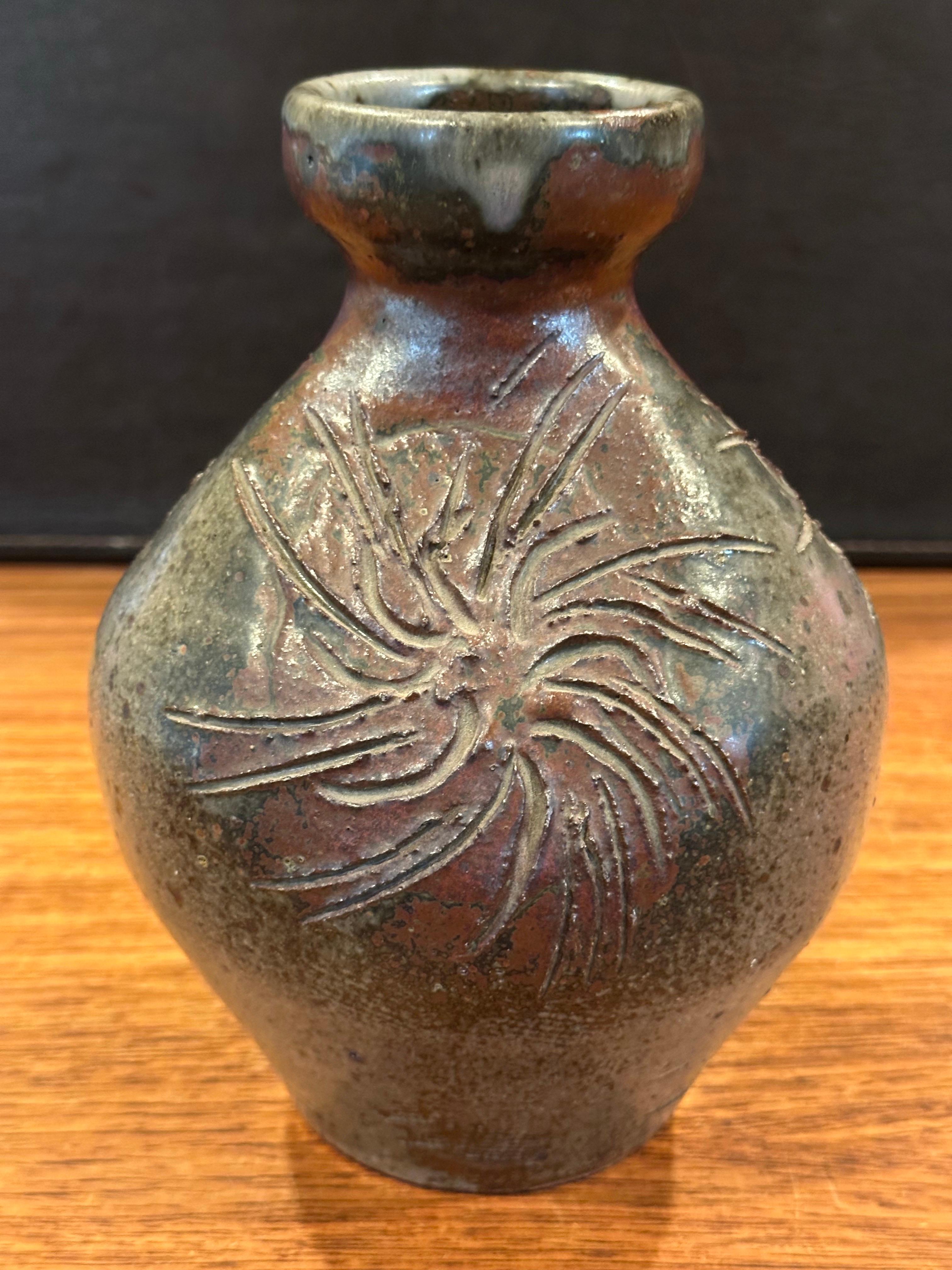 MCM Signed California Studio Pottery Stoneware Vase with Sunbursts In Good Condition For Sale In San Diego, CA
