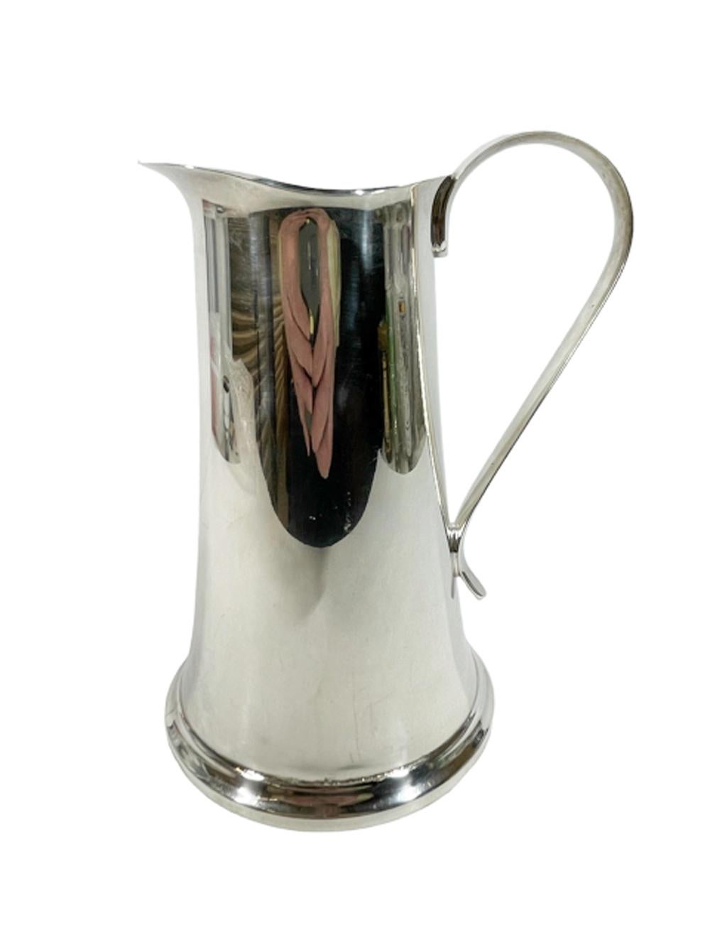 Pichet de bar / cocktail en métal argenté du milieu du siècle par The Sheffield Silver Company, de forme effilée avec une poignée appliquée et un filtre / barrage à glace intégré à l'intérieur de la lèvre.