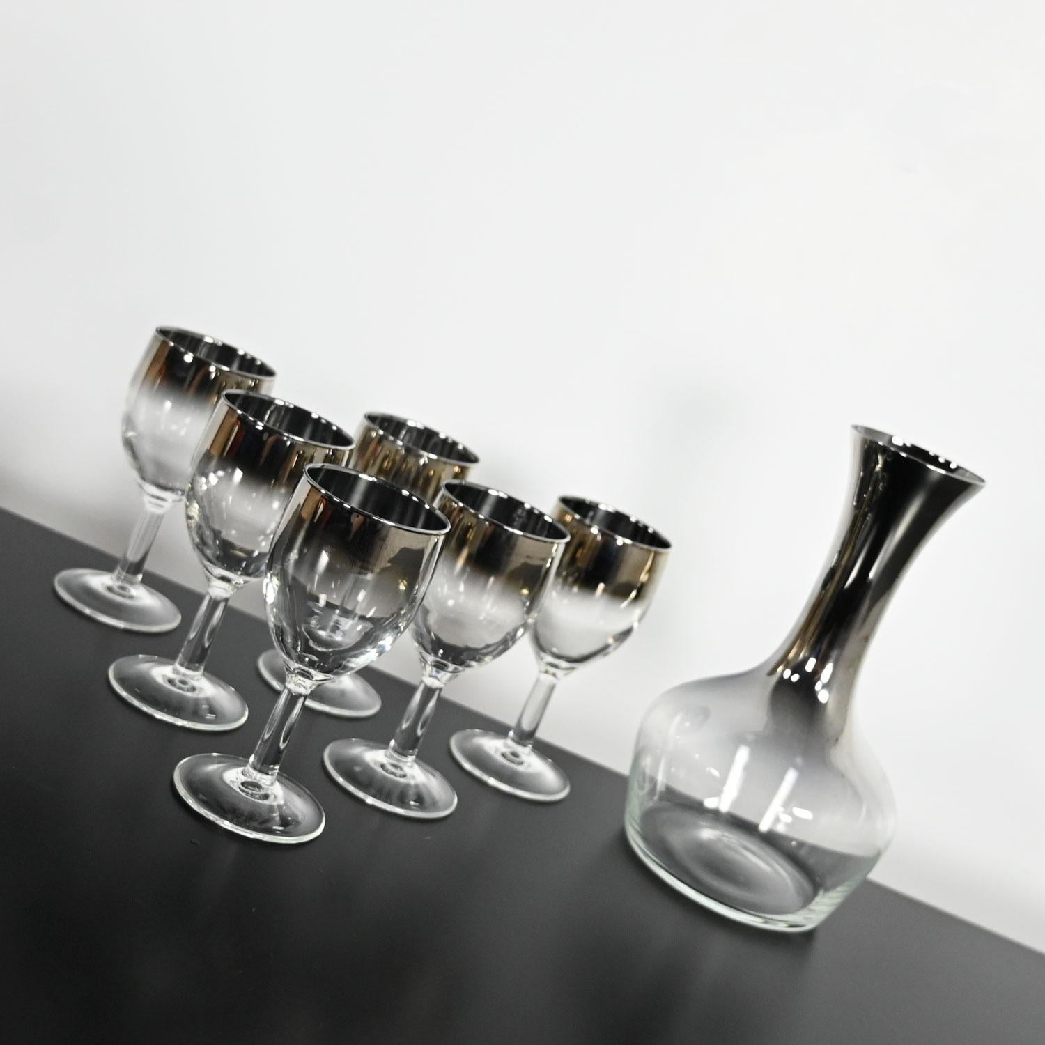 Stunning vintage Mid-Century Modern beverage serving set of six silver rimmed ombre French stem glasses and one carafe or decanter. In the style of Dorothy Thorpe but unsigned. Beautiful condition, keeping in mind that these are vintage and not new