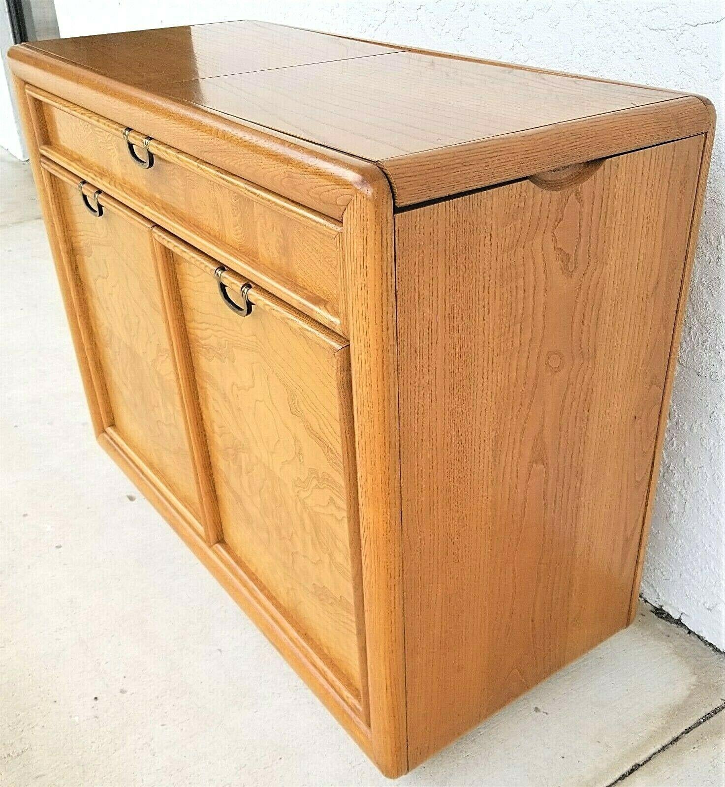 Américain Buffet de chariot de bar à roulettes avec plateau coulissant MCM de Broyhill Premier en vente