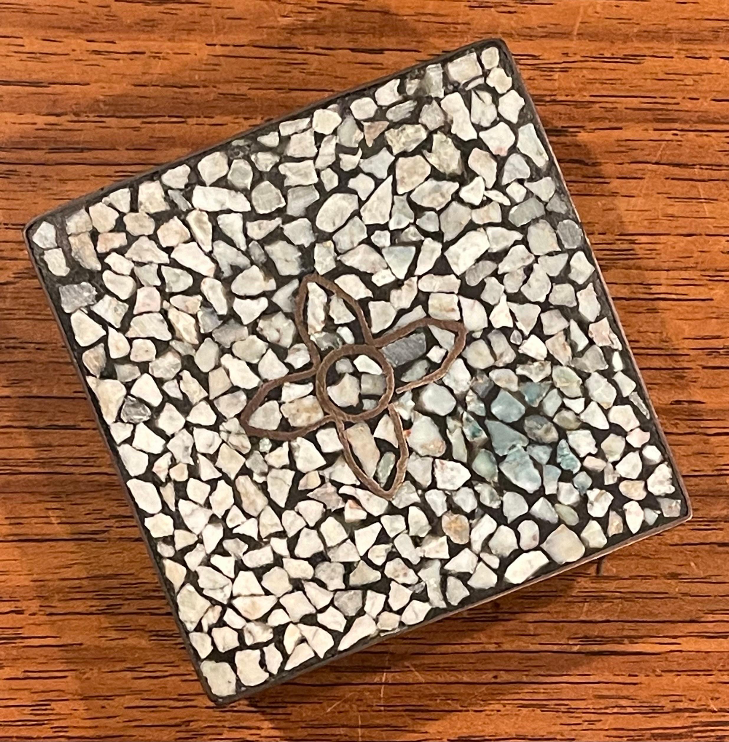 MCM Small Brass Mosaic Lidded Box in the Style of Los Castillo In Good Condition For Sale In San Diego, CA