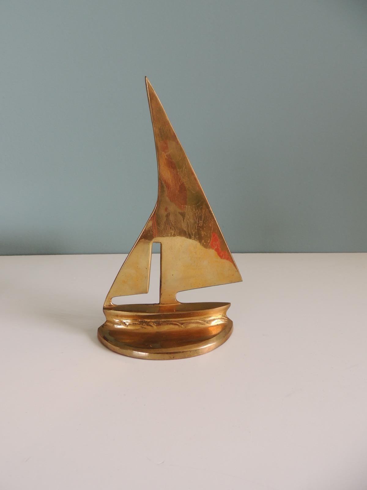 MCM small brass sailing boat bookend or paperweight.
Polished brass.
Size: 7.75