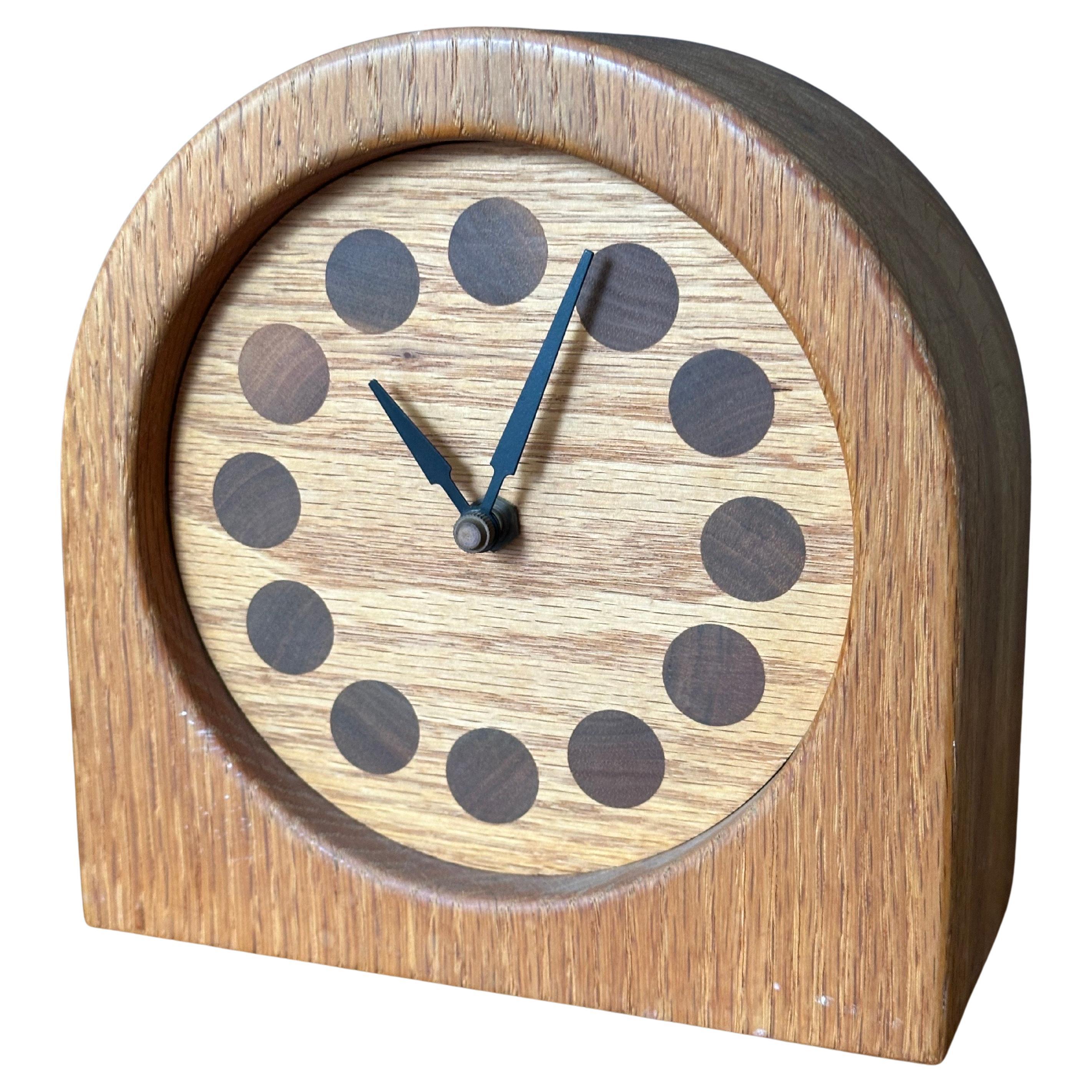 Horloge de bureau en teck massif avec chiffres en noyer, datant des années 1970. L'horloge est en bon état et mesure 7 