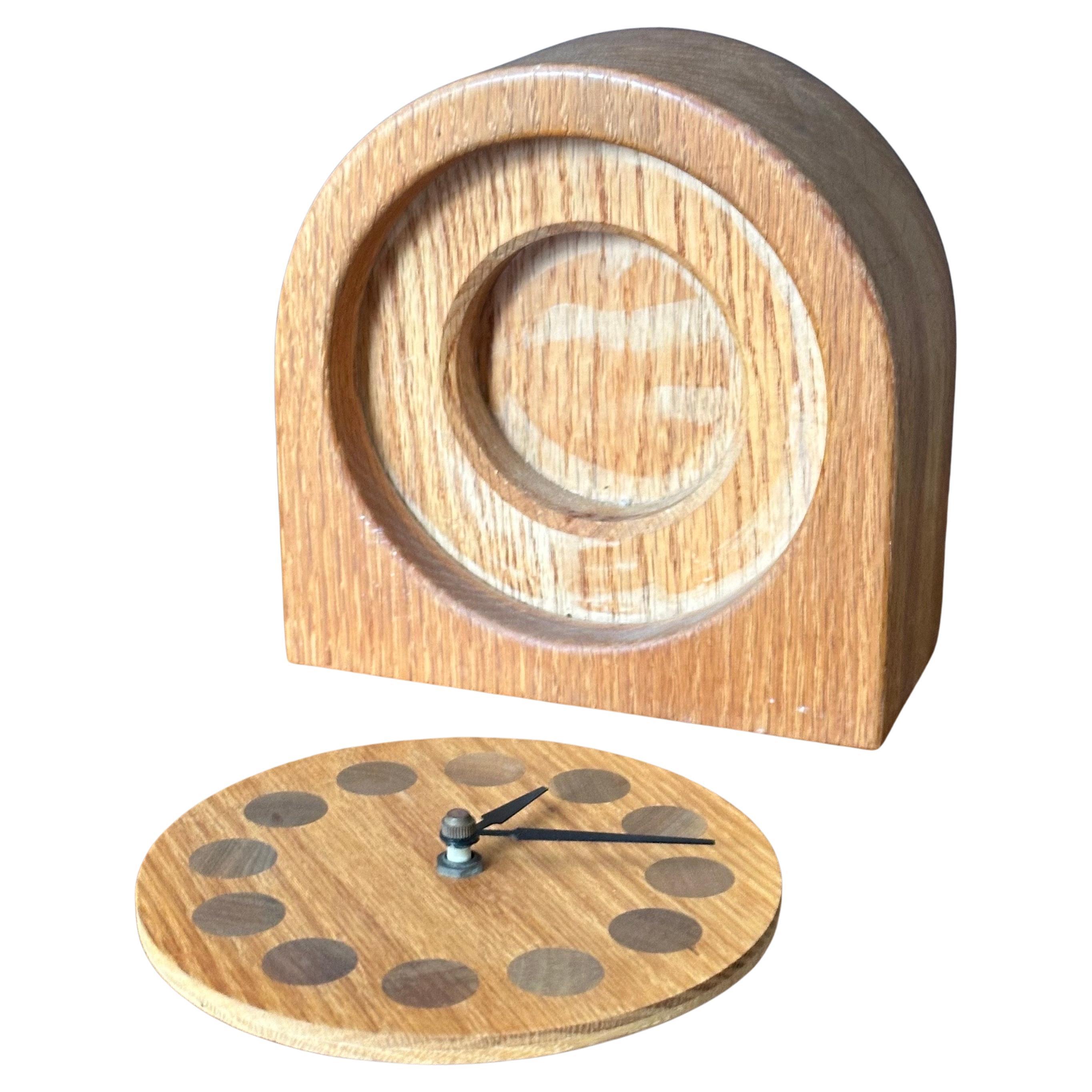 Mid-Century Modern Horloge de bureau en teck massif staved MCM en vente