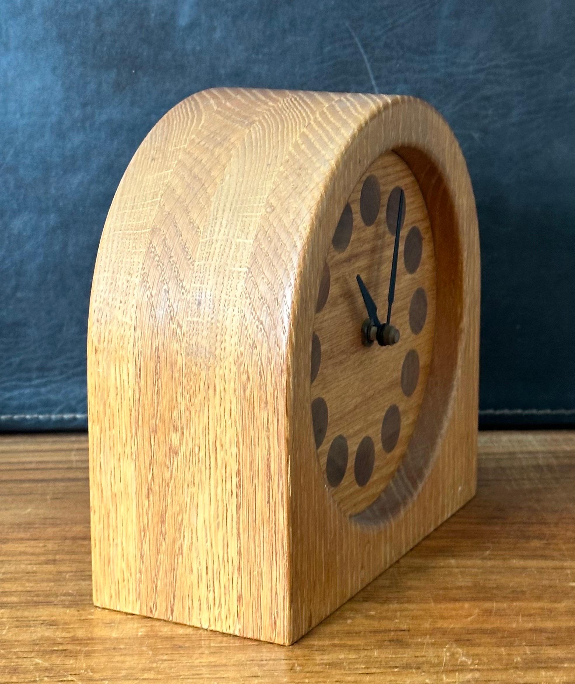 Américain Horloge de bureau en teck massif staved MCM en vente