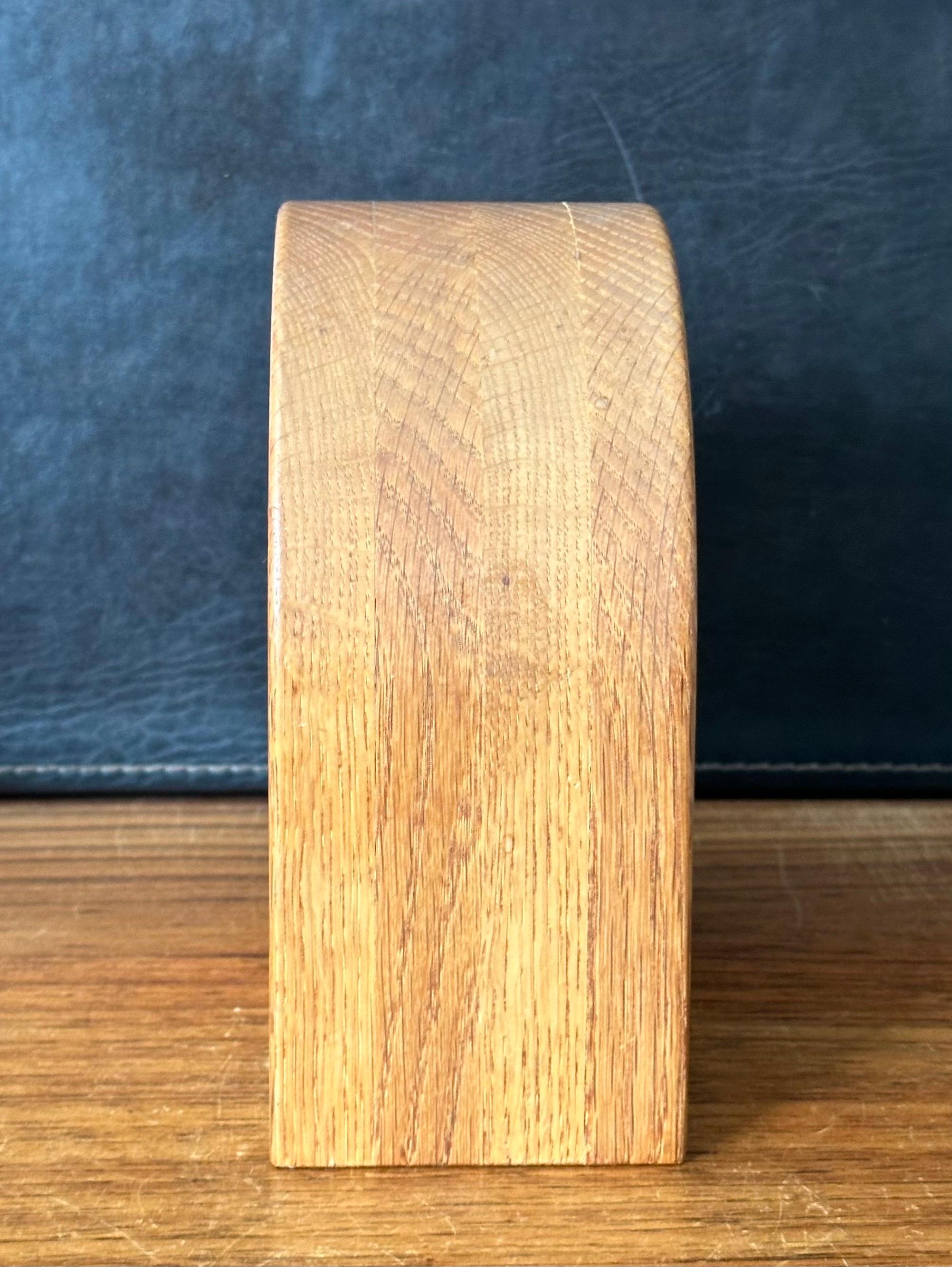 Horloge de bureau en teck massif staved MCM Bon état - En vente à San Diego, CA
