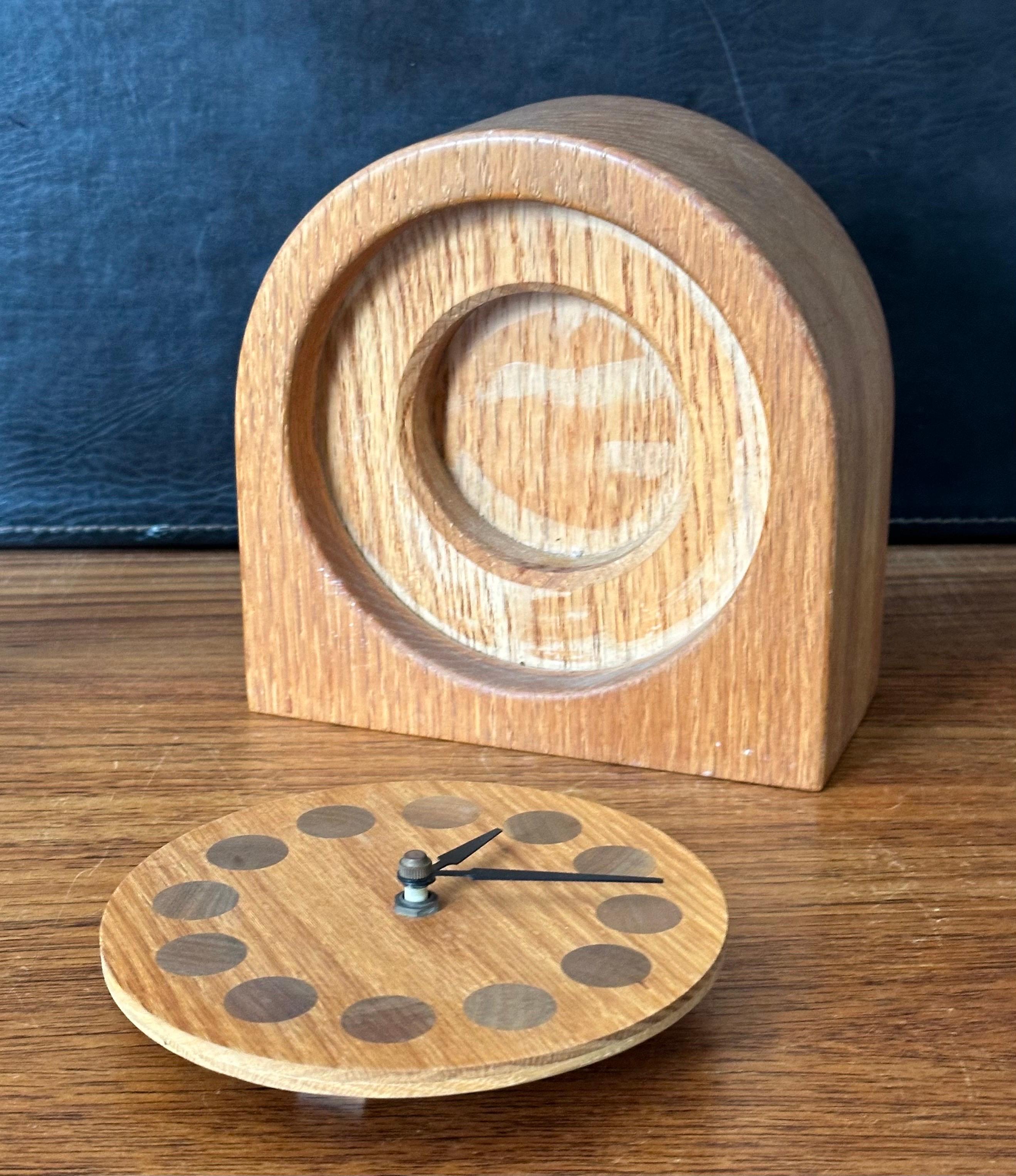 Horloge de bureau en teck massif staved MCM en vente 1