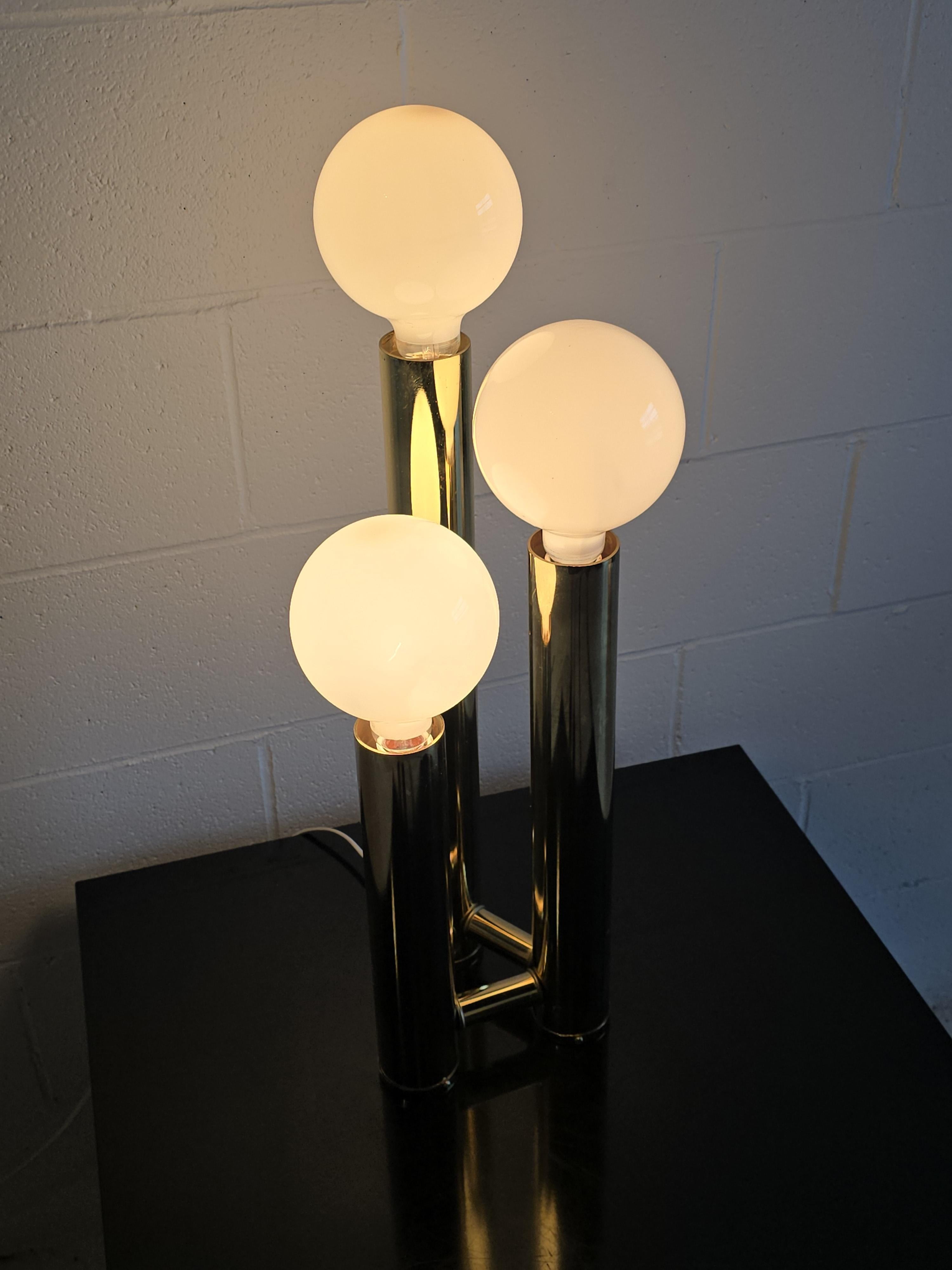 MCM Space Age Three Tier Tubular Brass 1970s Table Lamp In Good Condition For Sale In Toronto, ON