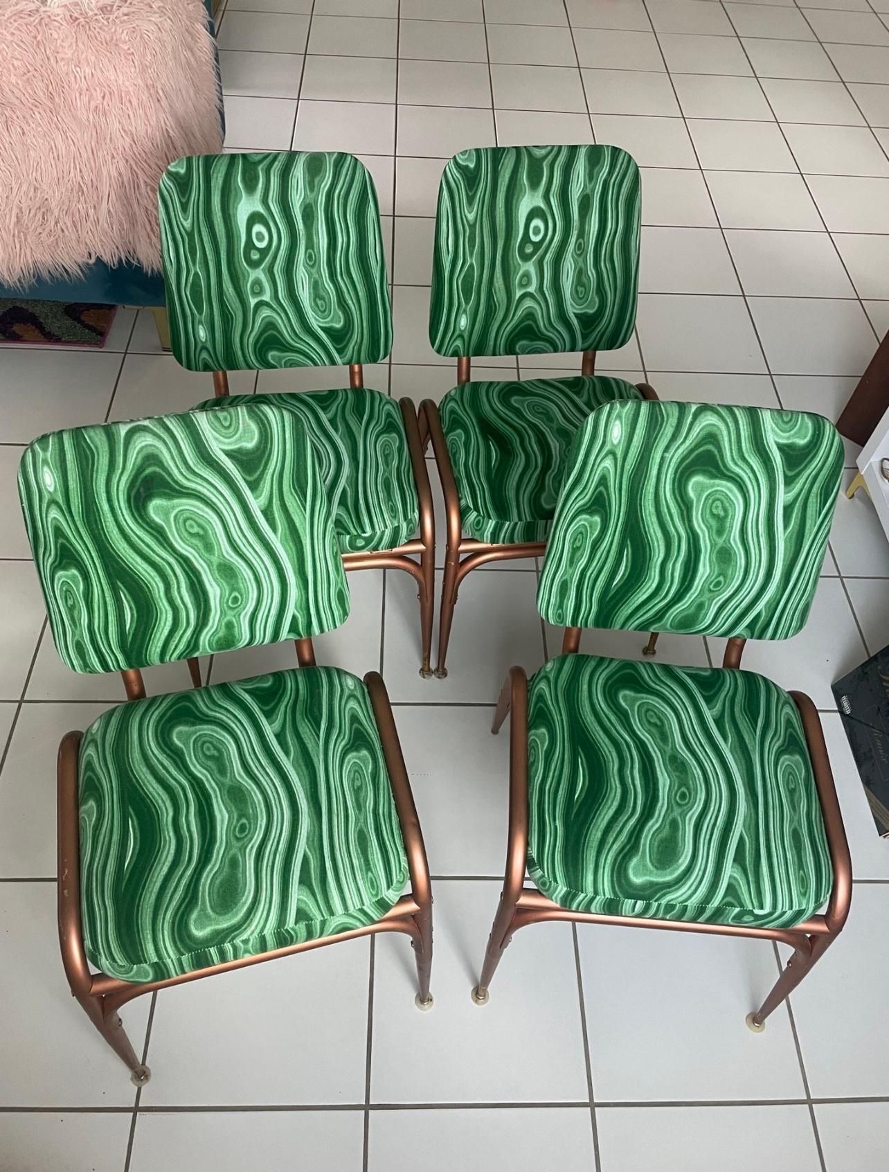 Set di 4 sedie da pranzo vintage della metà del secolo scorso con rivestimento in cotone verde malachite personalizzato. Un set spettacolare.