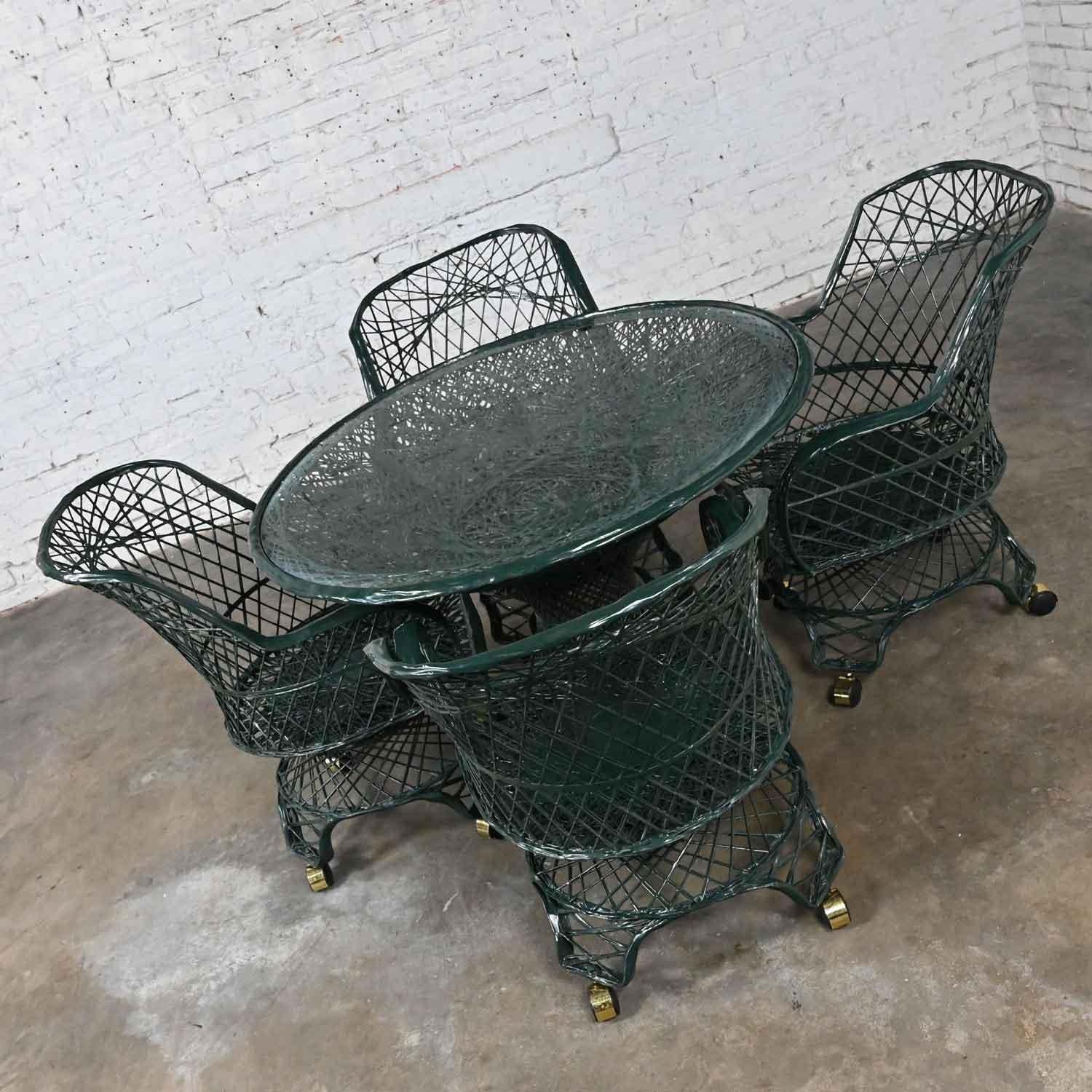 Wonderful 1960’s vintage Mid-Century Modern spun fiberglass forest green painted outdoor or patio dining table & four armchairs on casters. Beautiful condition, keeping in mind that these are vintage and not new so will have signs of use and wear.