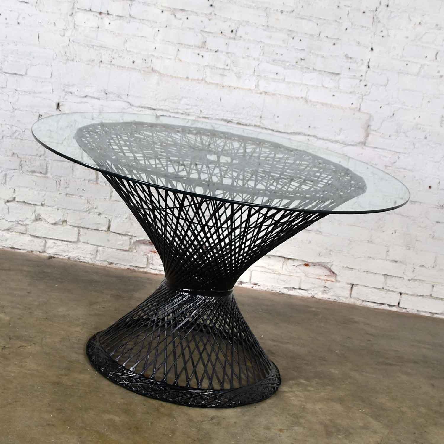Awesome Mid-Century Modern spun fiberglass round dining table. It has a 48-inch diameter 3/8-inch glass top and a fresh coat of black paint. Gorgeous vintage condition. Please see photos, circa, 1960s.

Who needs to go to a fancy restaurant for