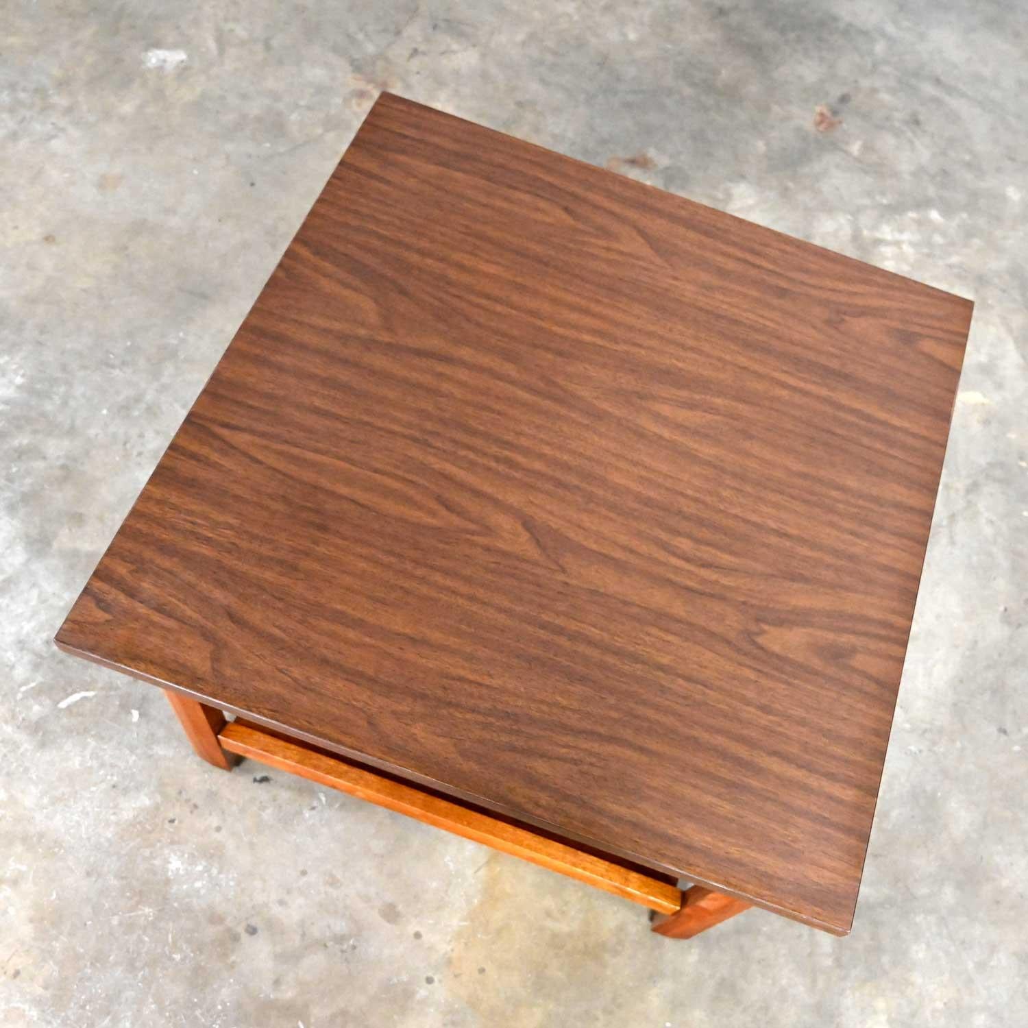 MCM Quadratischer Beistelltisch aus Nussbaumholz, niedriger Regalboden, schwarze Laminatplatte mit Kunstledereinsatz im Angebot 5