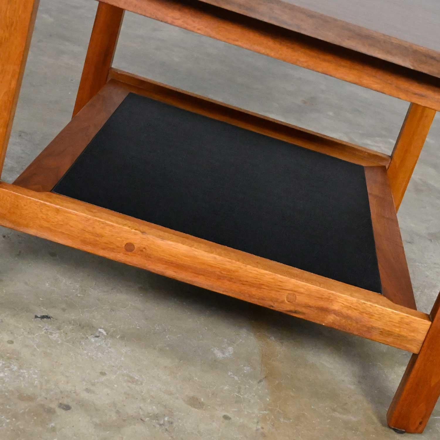 MCM Quadratischer Beistelltisch aus Nussbaumholz, niedriger Regal, schwarzes Kunstledereinsatz und Laminatplatte im Angebot 13