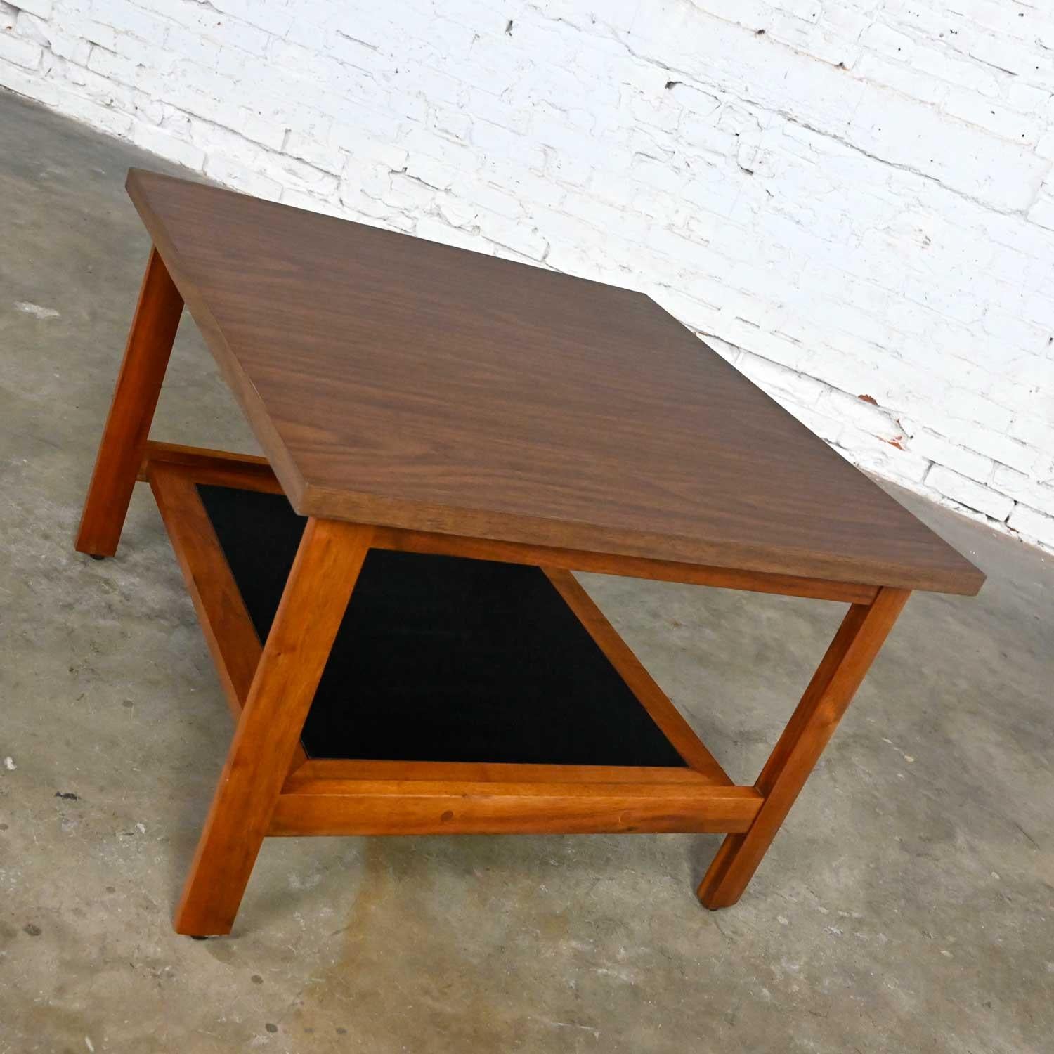 MCM Quadratischer Beistelltisch aus Nussbaumholz, niedriger Regal, schwarzes Kunstledereinsatz und Laminatplatte (Unbekannt) im Angebot