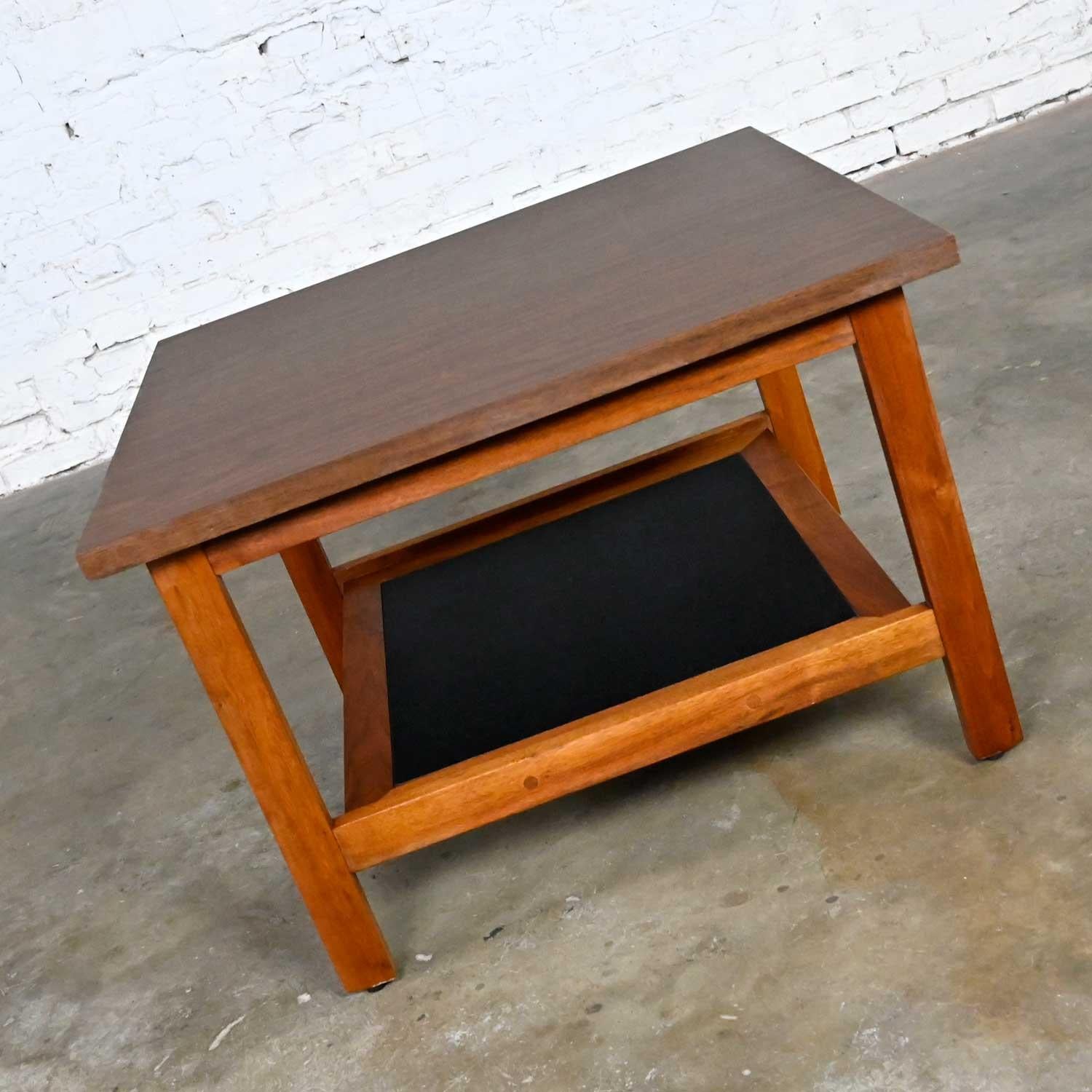 MCM Quadratischer Beistelltisch aus Nussbaumholz, niedriger Regal, schwarzes Kunstledereinsatz und Laminatplatte (20. Jahrhundert) im Angebot