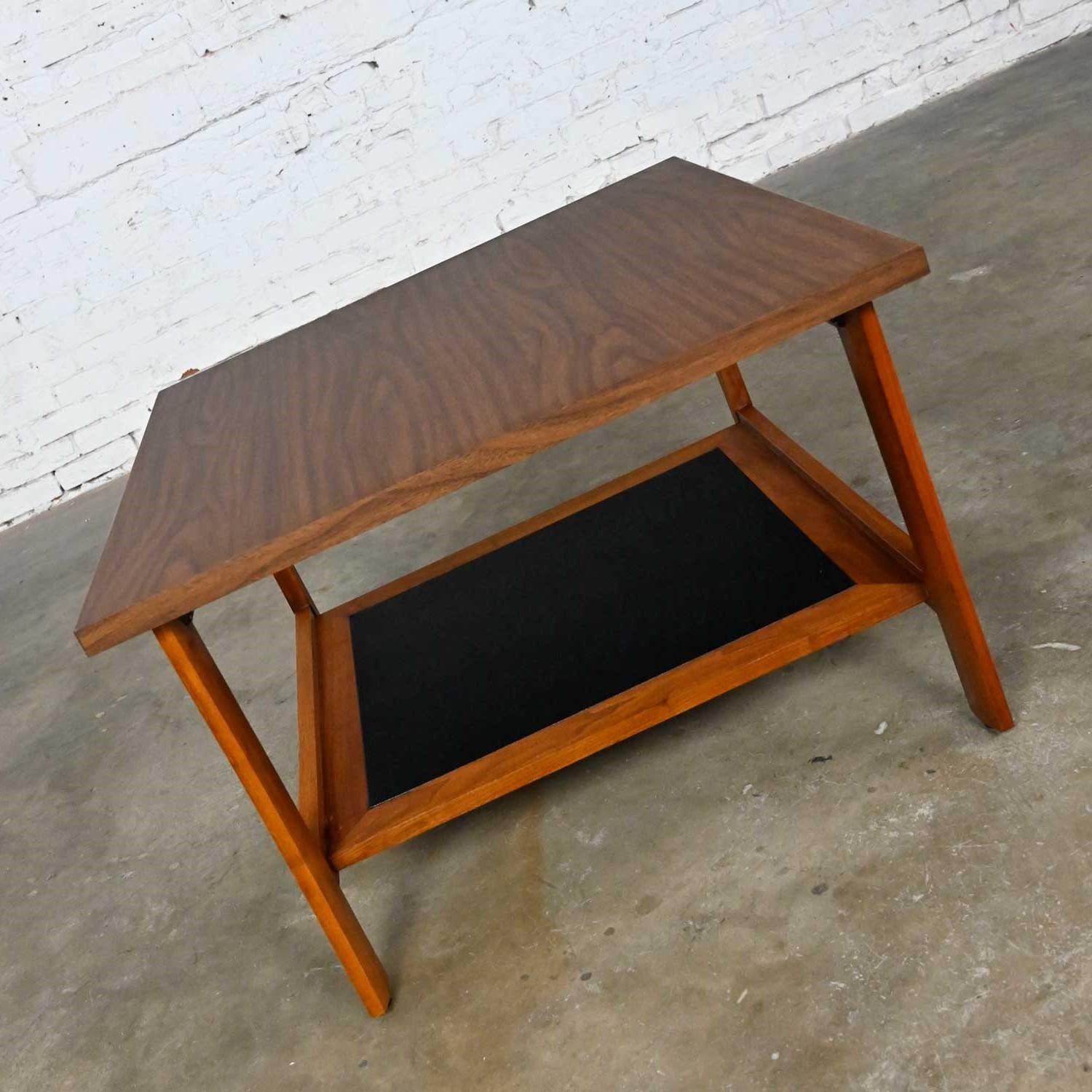 MCM Quadratischer Beistelltisch aus Nussbaumholz, niedriger Regal, schwarzes Kunstledereinsatz und Laminatplatte im Angebot 2