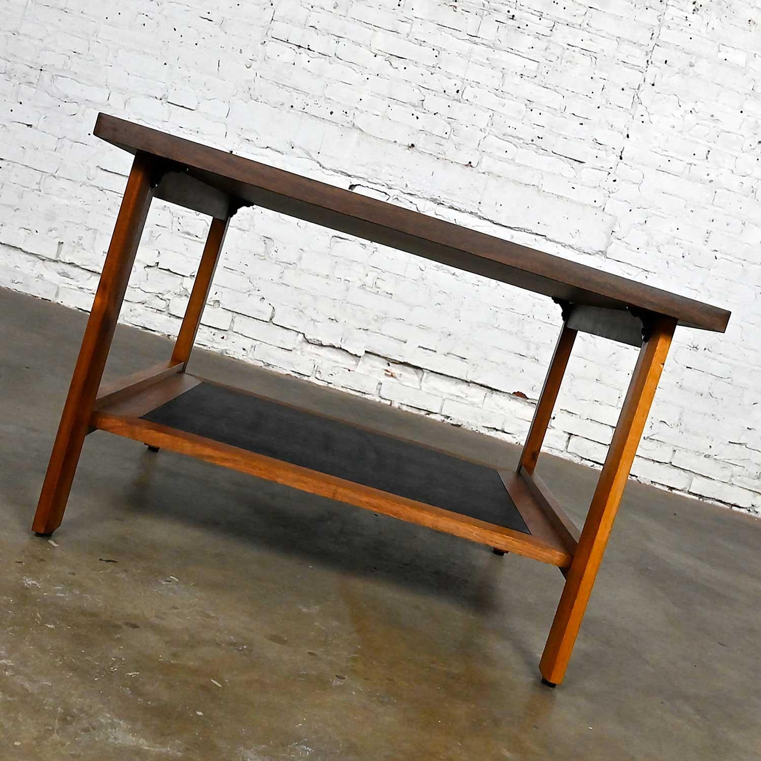 MCM Quadratischer Beistelltisch aus Nussbaumholz, niedriger Regal, schwarzes Kunstledereinsatz und Laminatplatte im Angebot 3