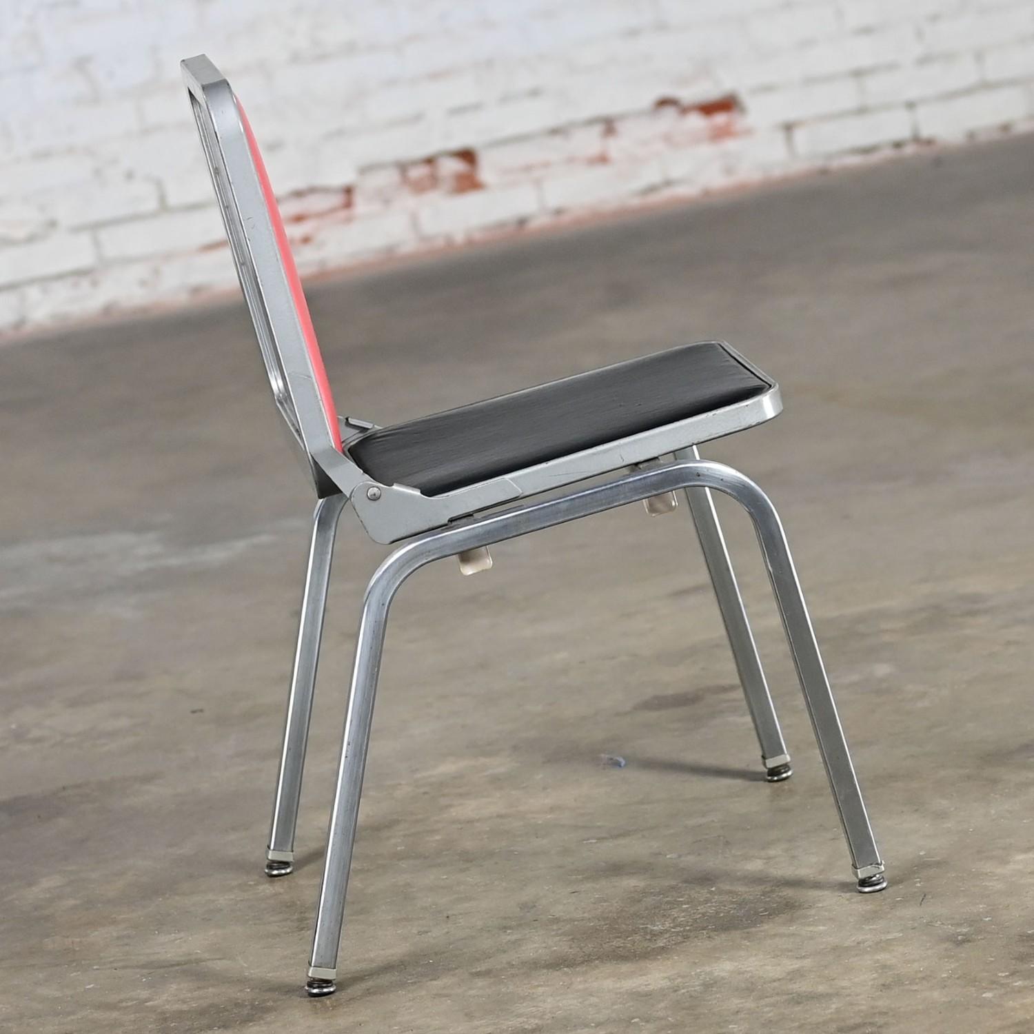 Table d'appoint pour chaise pliante de MCM Stackables par Krueger Structure en acier Vinyle rouge et noir en vente 3