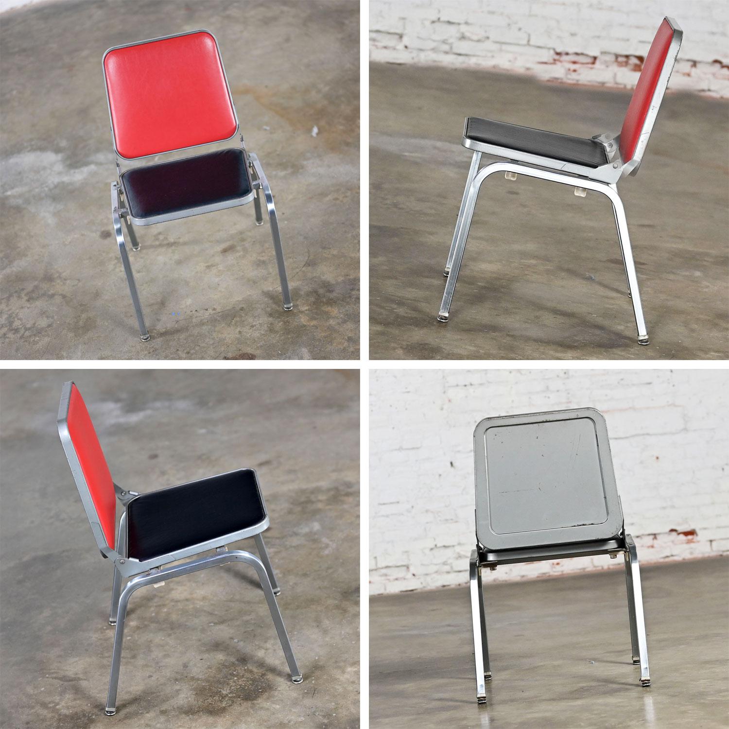 Table d'appoint pour chaise pliante de MCM Stackables par Krueger Structure en acier Vinyle rouge et noir en vente 4