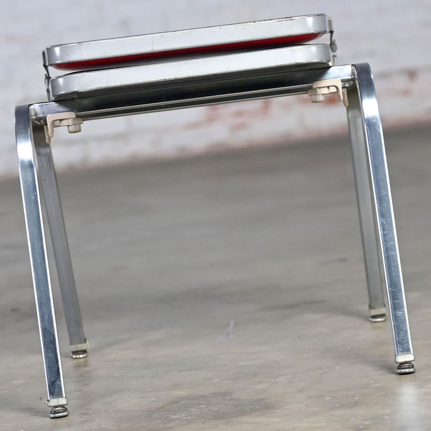 Table d'appoint pour chaise pliante de MCM Stackables par Krueger Structure en acier Vinyle rouge et noir en vente 5