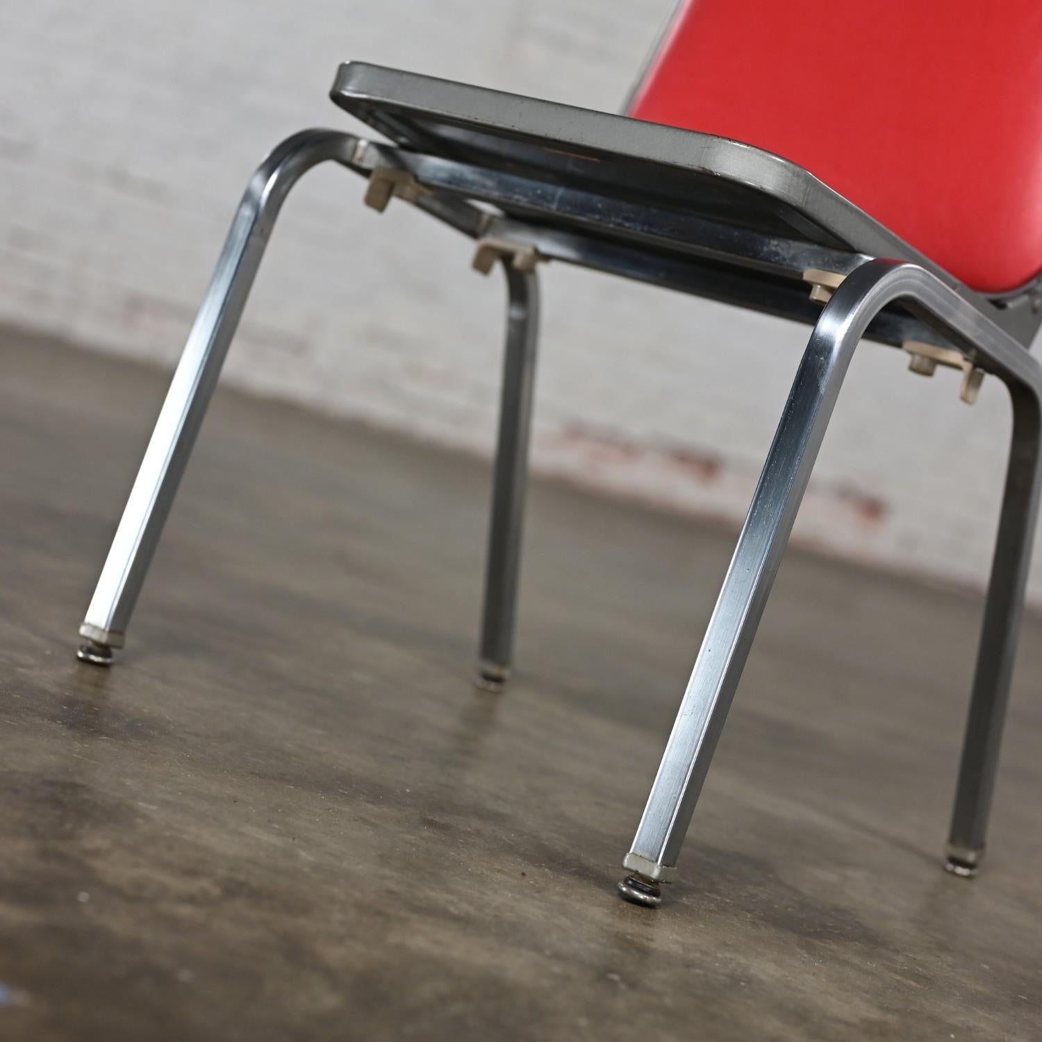 Table d'appoint pour chaise pliante de MCM Stackables par Krueger Structure en acier Vinyle rouge et noir en vente 10