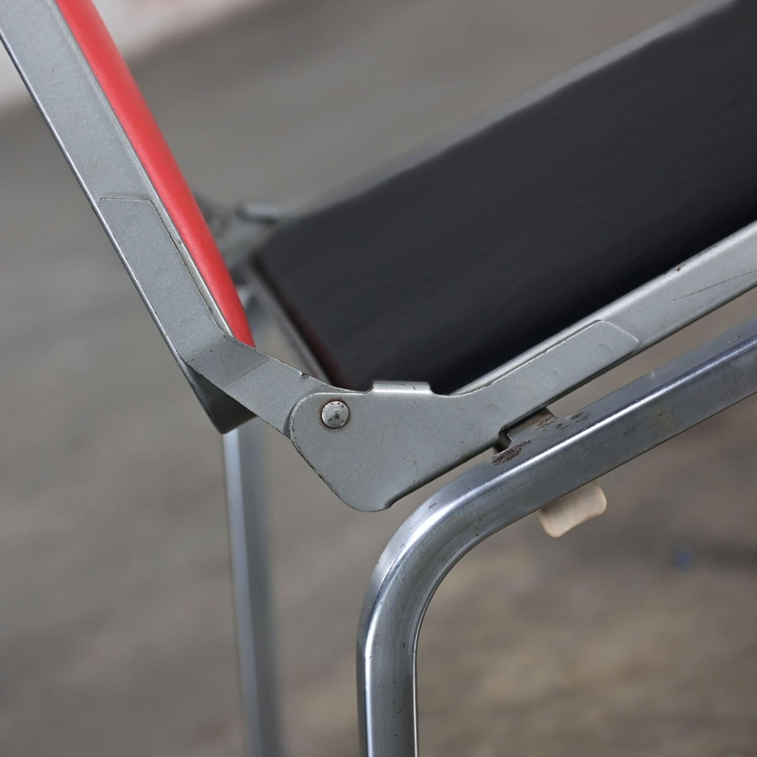 Table d'appoint pour chaise pliante de MCM Stackables par Krueger Structure en acier Vinyle rouge et noir en vente 11