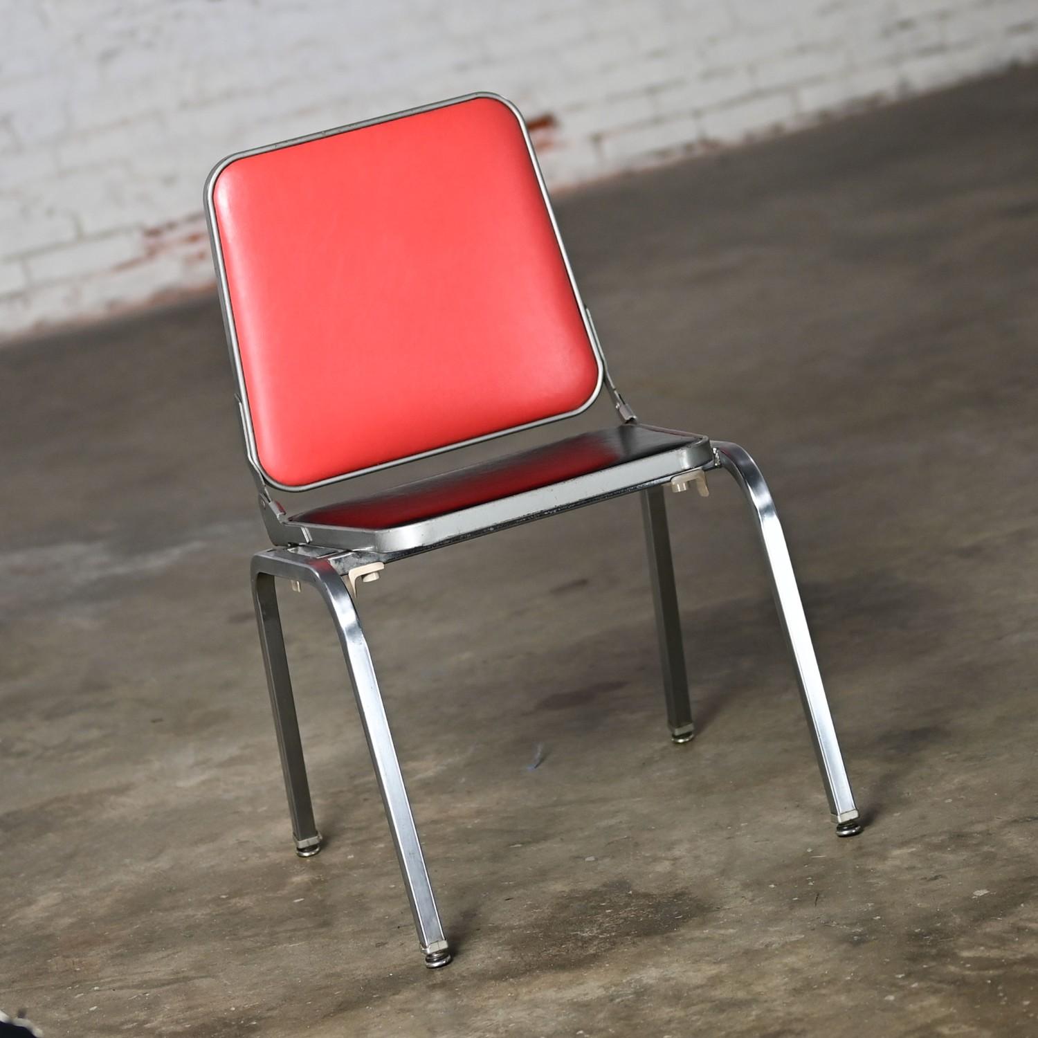 Merveilleuse chaise pliante et/ou table d'appoint vintage MCM ou Mid Century Modern Steel-Line par Foldes, composée d'une structure en acier et de vinyle rouge et noir. Très bon état, en gardant à l'esprit qu'il s'agit d'une pièce vintage et non
