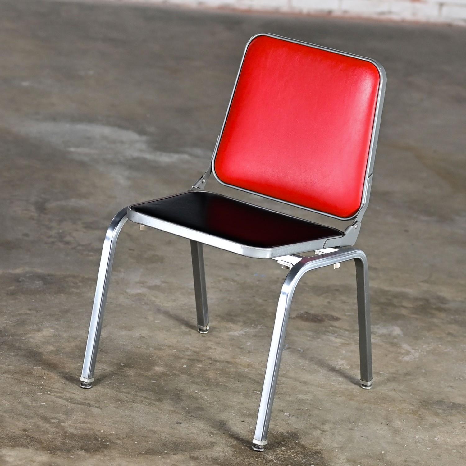 Mid-Century Modern Table d'appoint pour chaise pliante de MCM Stackables par Krueger Structure en acier Vinyle rouge et noir en vente