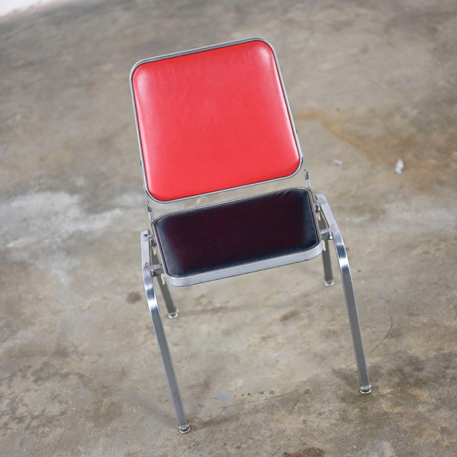 Américain Table d'appoint pour chaise pliante de MCM Stackables par Krueger Structure en acier Vinyle rouge et noir en vente