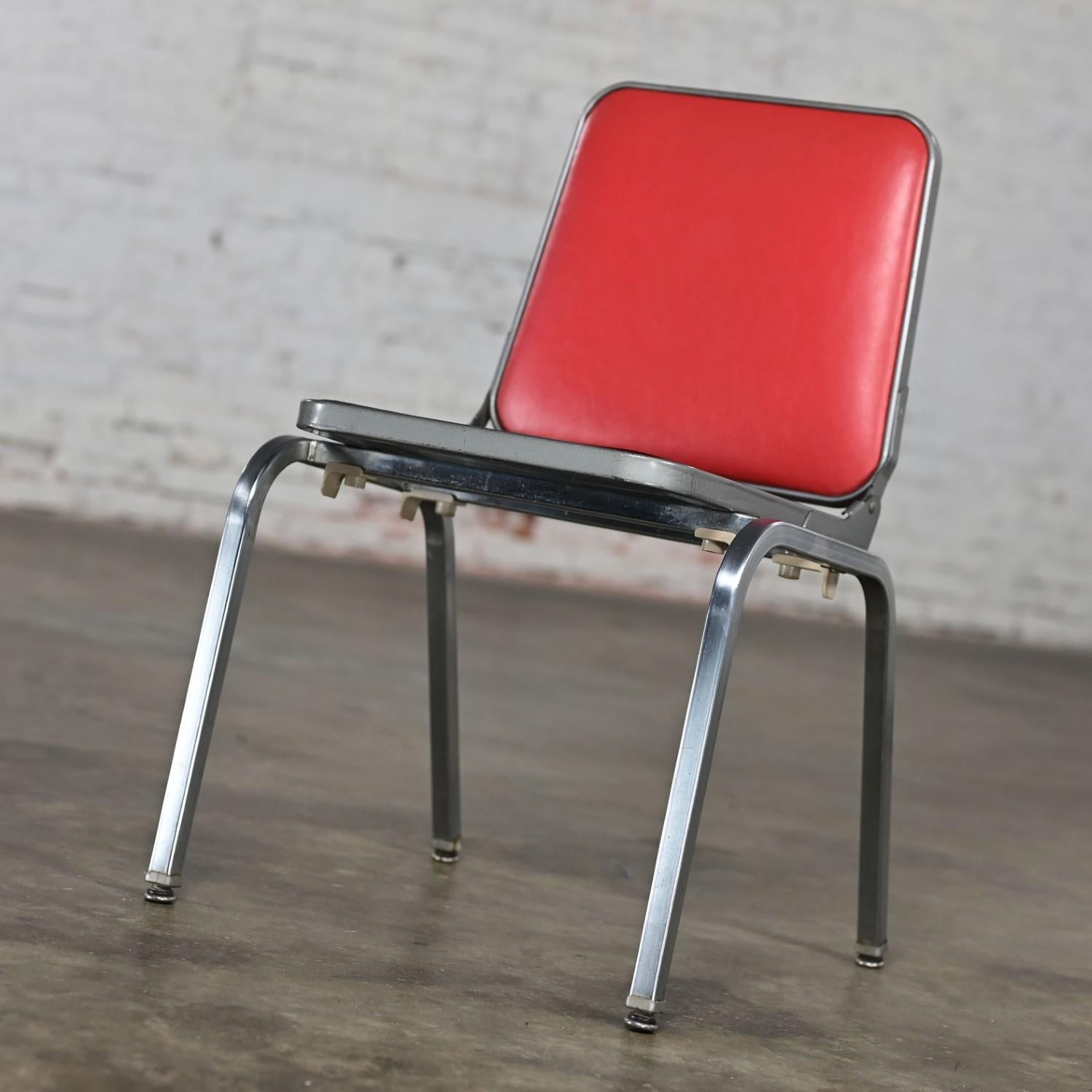 Table d'appoint pour chaise pliante de MCM Stackables par Krueger Structure en acier Vinyle rouge et noir Bon état - En vente à Topeka, KS