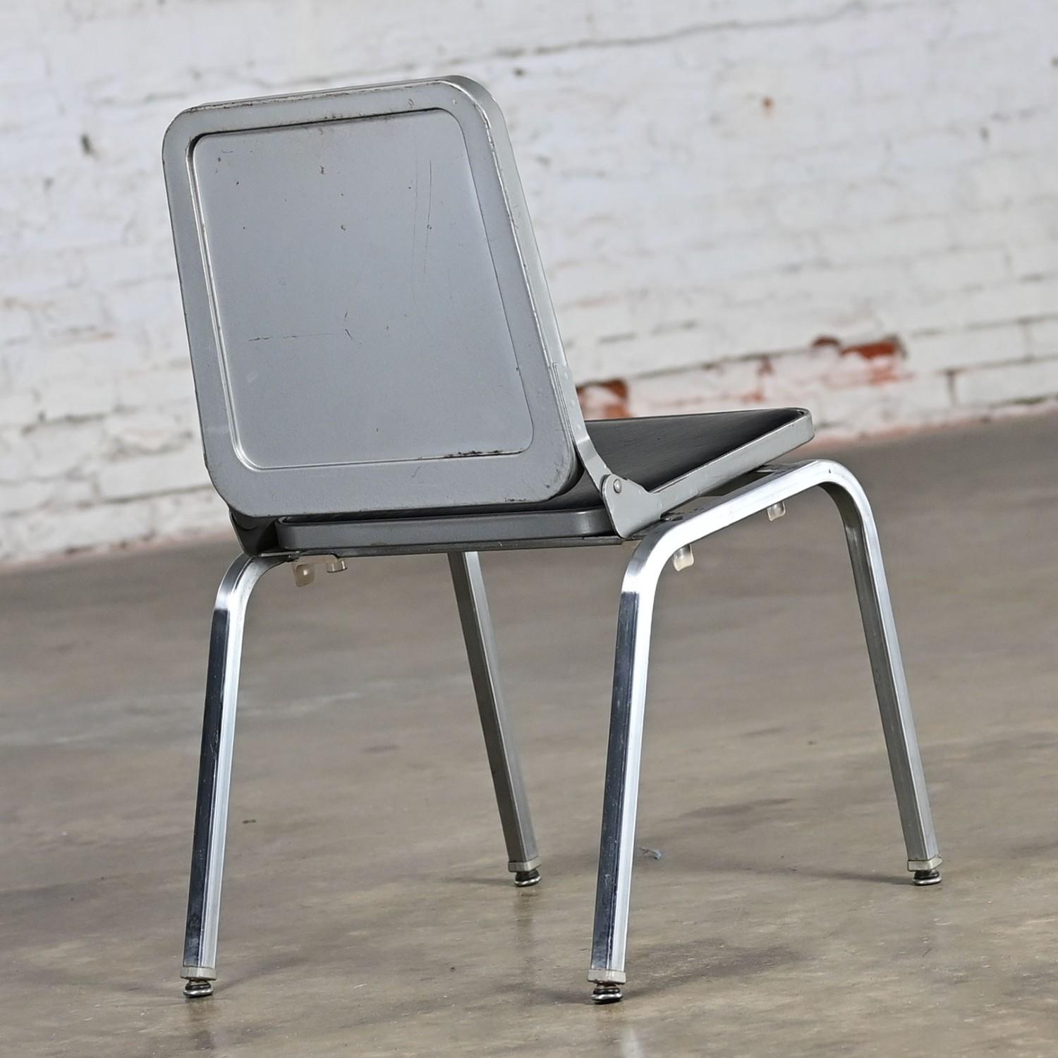 20ième siècle Table d'appoint pour chaise pliante de MCM Stackables par Krueger Structure en acier Vinyle rouge et noir en vente