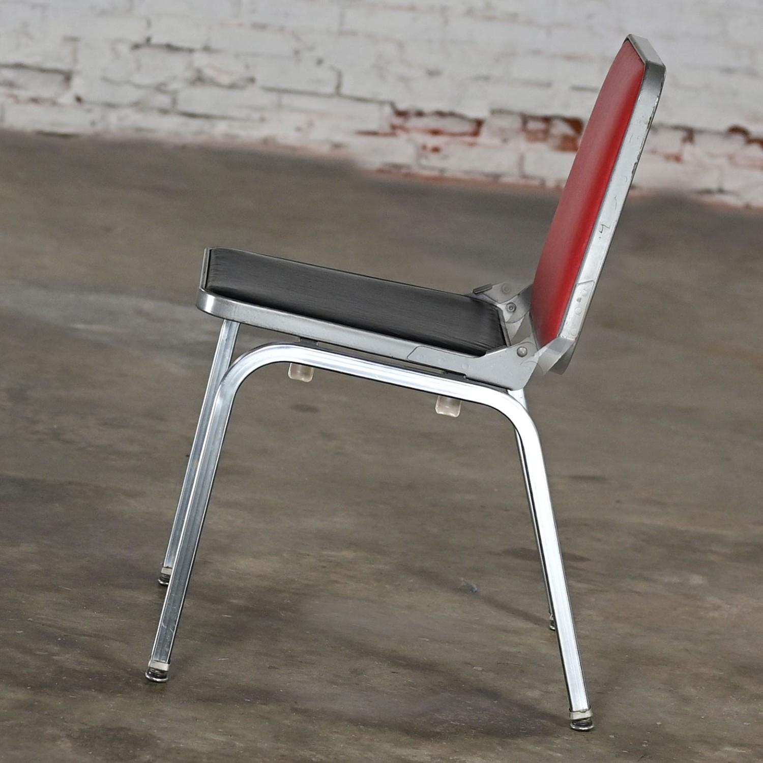 Acier Table d'appoint pour chaise pliante de MCM Stackables par Krueger Structure en acier Vinyle rouge et noir en vente