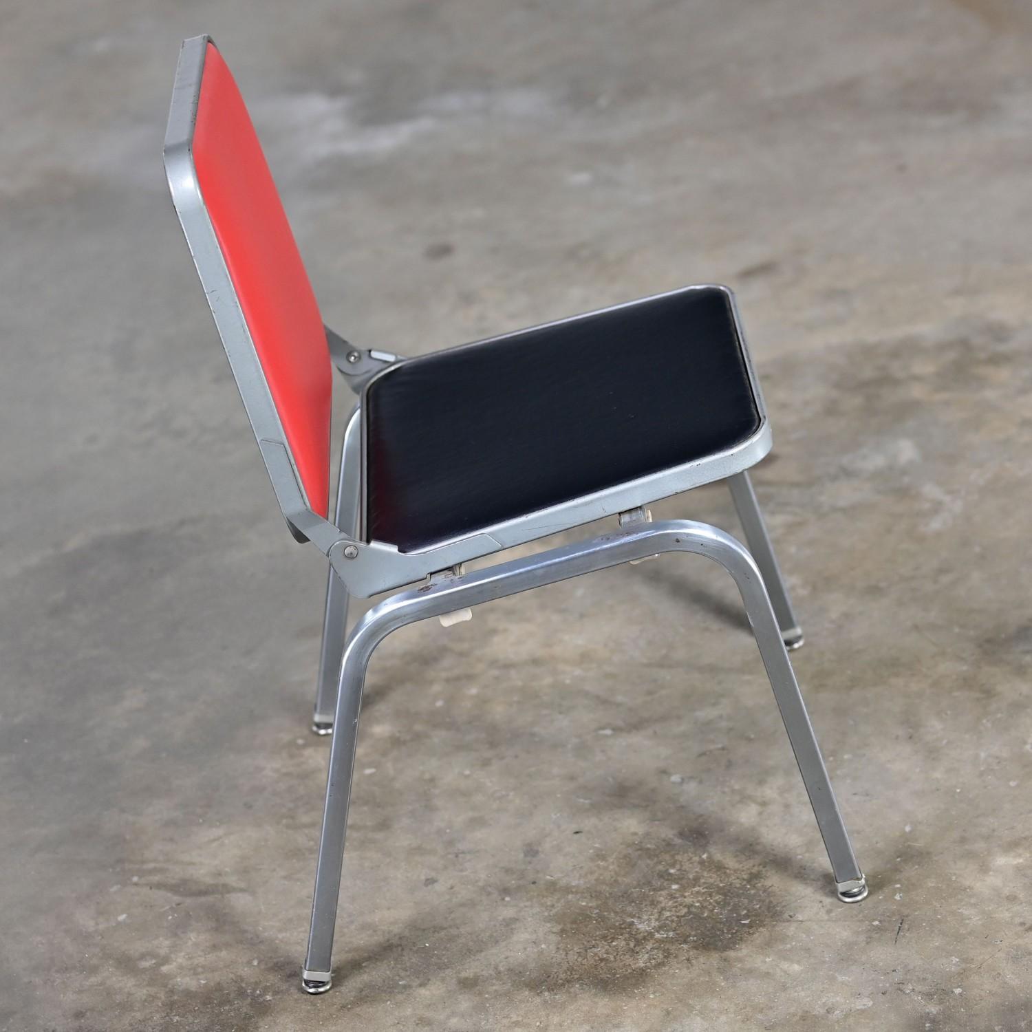 Table d'appoint pour chaise pliante de MCM Stackables par Krueger Structure en acier Vinyle rouge et noir en vente 1