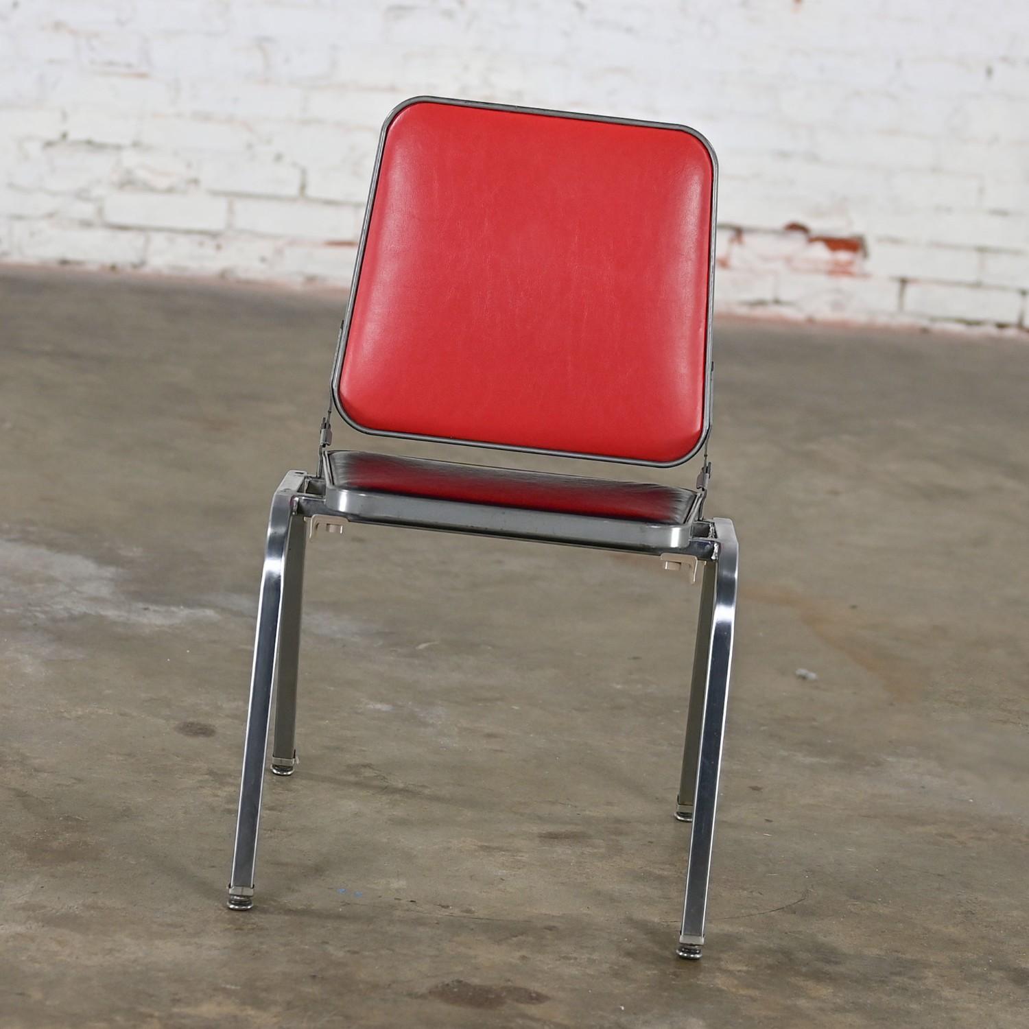 Table d'appoint pour chaise pliante de MCM Stackables par Krueger Structure en acier Vinyle rouge et noir en vente 2