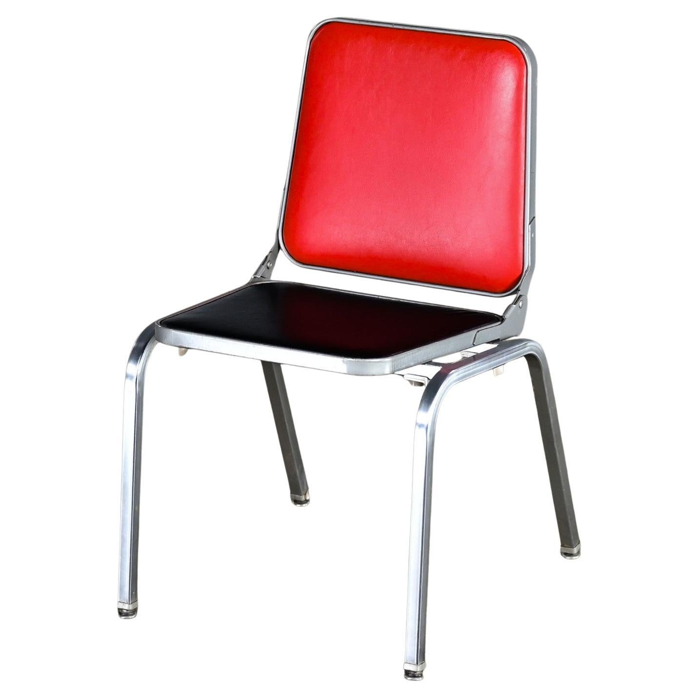 Table d'appoint pour chaise pliante de MCM Stackables par Krueger Structure en acier Vinyle rouge et noir en vente