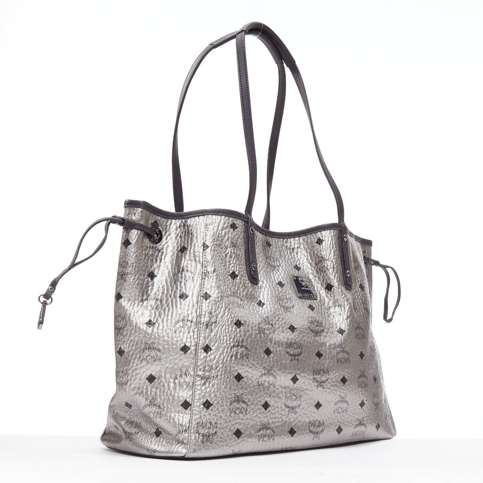 Bolso tote MCM Stardust Reversible Medium Shopper plateado con estampado Viseto Galaxy Plata