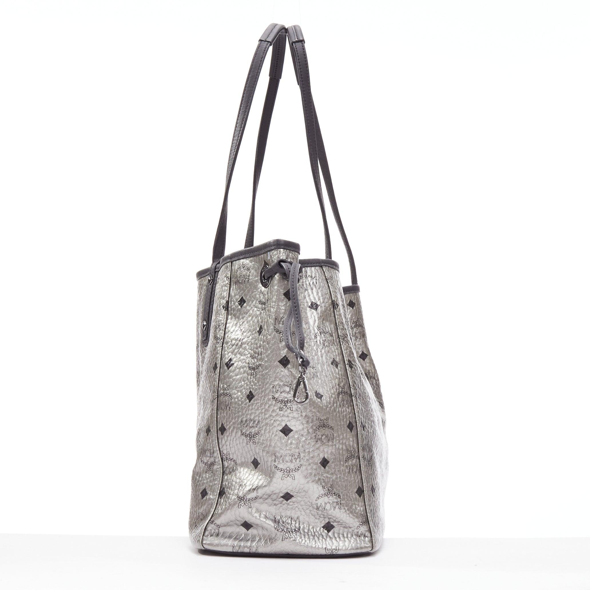 Bolso tote MCM Stardust Reversible Medium Shopper plateado con estampado Viseto Galaxy en Bueno Estado en Hong Kong, NT
