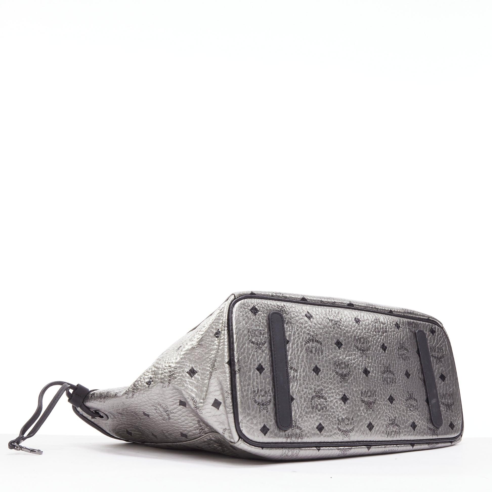 Bolso tote MCM Stardust Reversible Medium Shopper plateado con estampado Viseto Galaxy 1