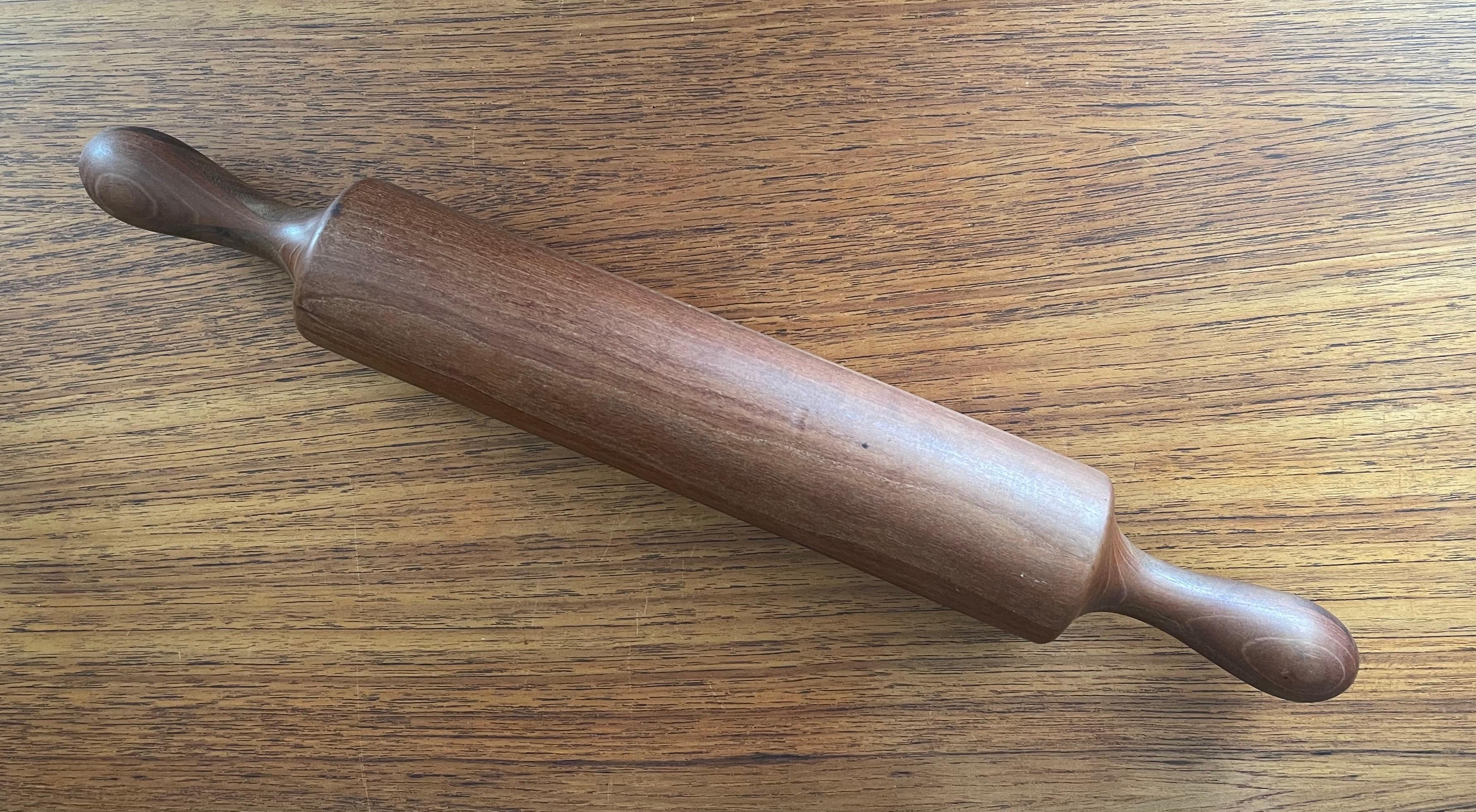 Like new MCM staved walnut rolling pin, circa 1970s. The piece is in very good vintage condition and measures 2.75