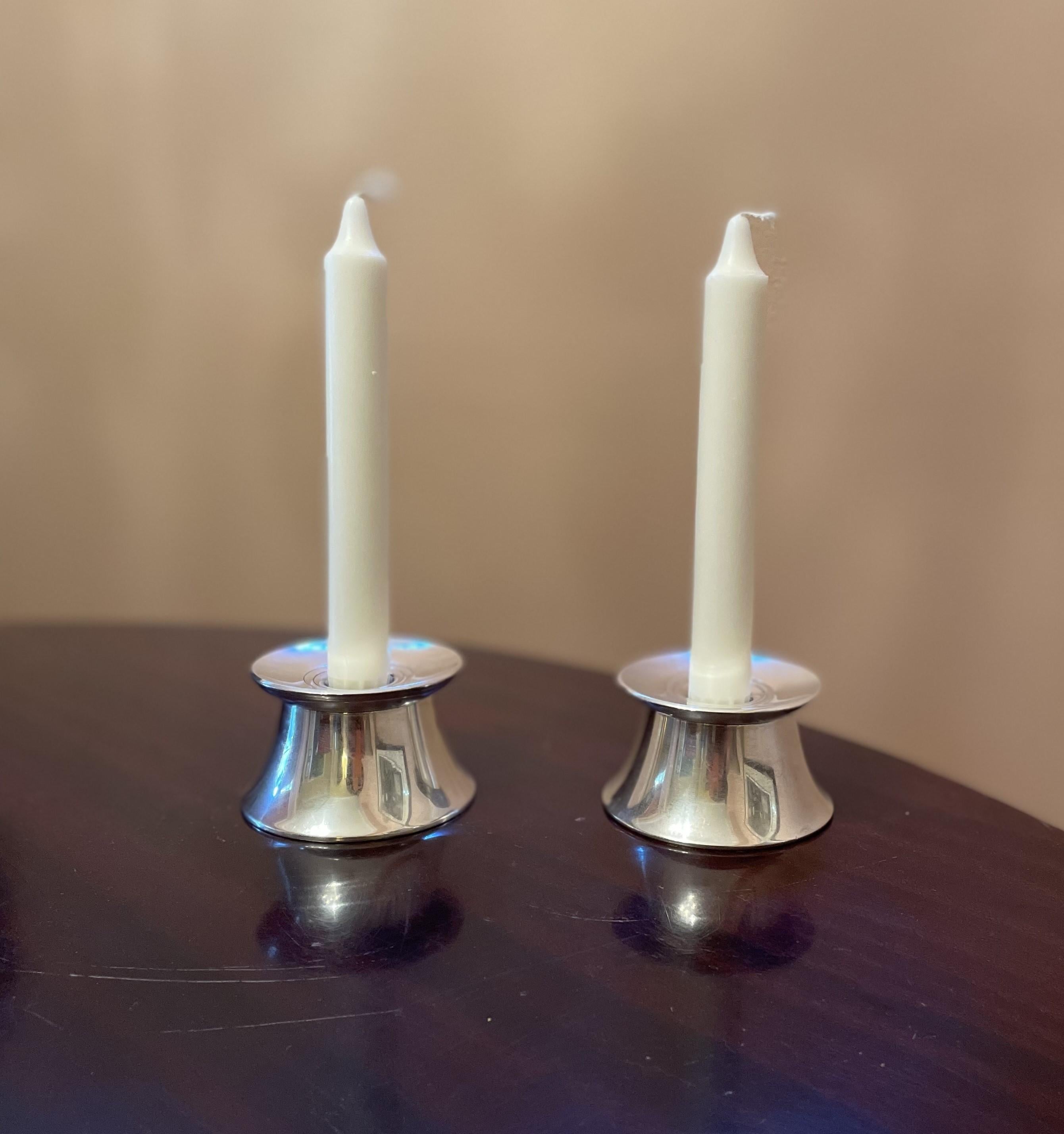 MCM Kerzenhalter aus Sterlingsilber - Ein Paar (Moderne der Mitte des Jahrhunderts) im Angebot