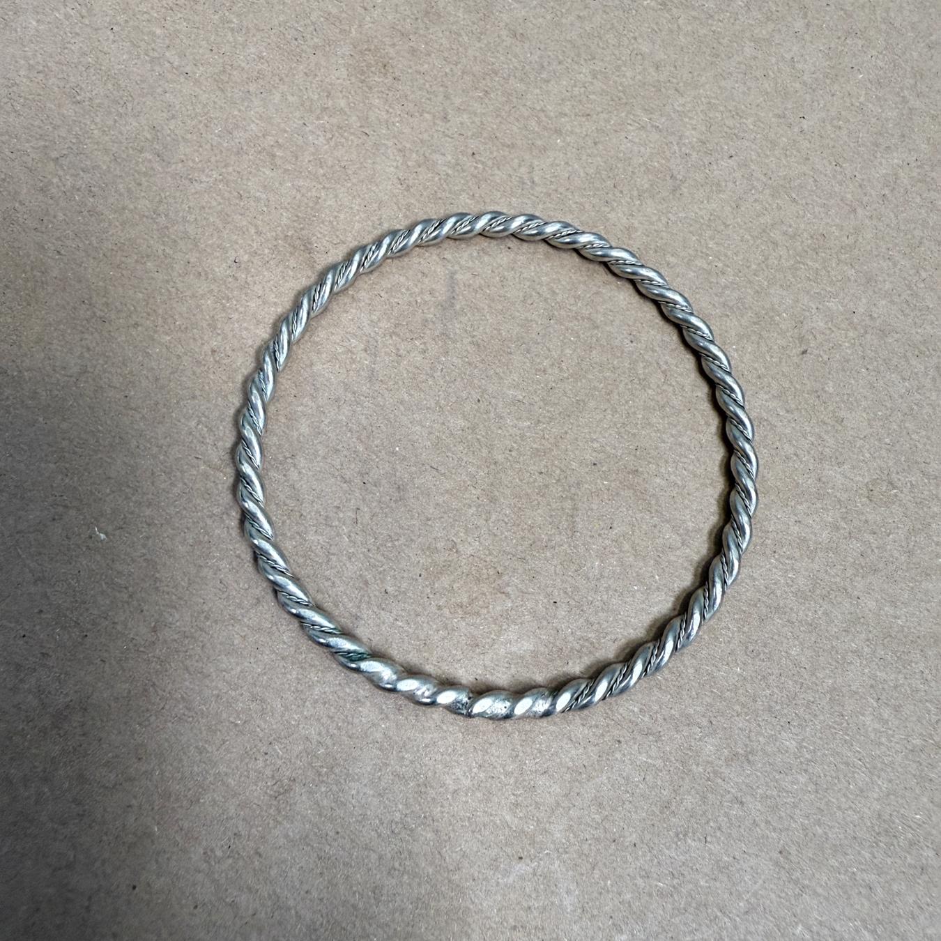 Silver Twist Bracelet
No stamp
2 .94 outside diameter 2.63 inside diameter x .13 thick
Preowned vintage
Refer to images