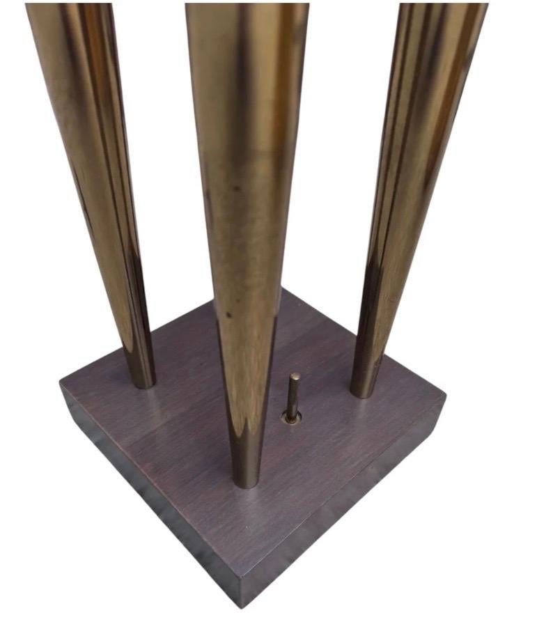 Cette étonnante lampe candélabre MCM est un exemple sophistiqué du design intemporel de Tommi Parzinger pour Stiffel. Fabriquée en laiton massif poli, la lampe présente les lignes élégantes et les formes sculpturales caractéristiques d'Eleg, alliant