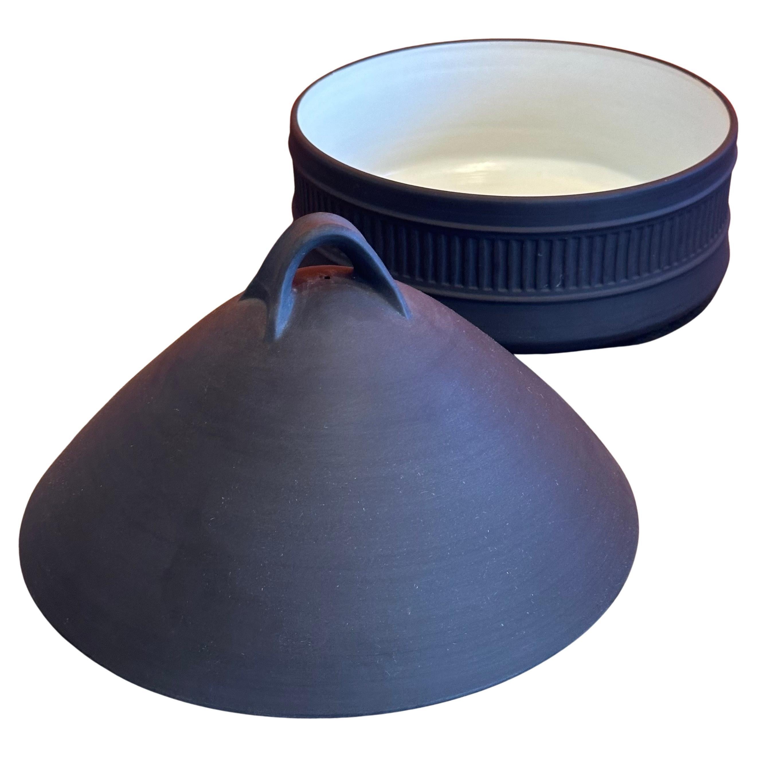Une belle cocotte cannelée en céramique recouverte de grès de Dansk Designs, Danemark, vers les années 1970.  La pièce présente une glaçure brun foncé mate, des parois cannelées, un couvercle bombé à couvercle à vapeur et des poignées sur une belle