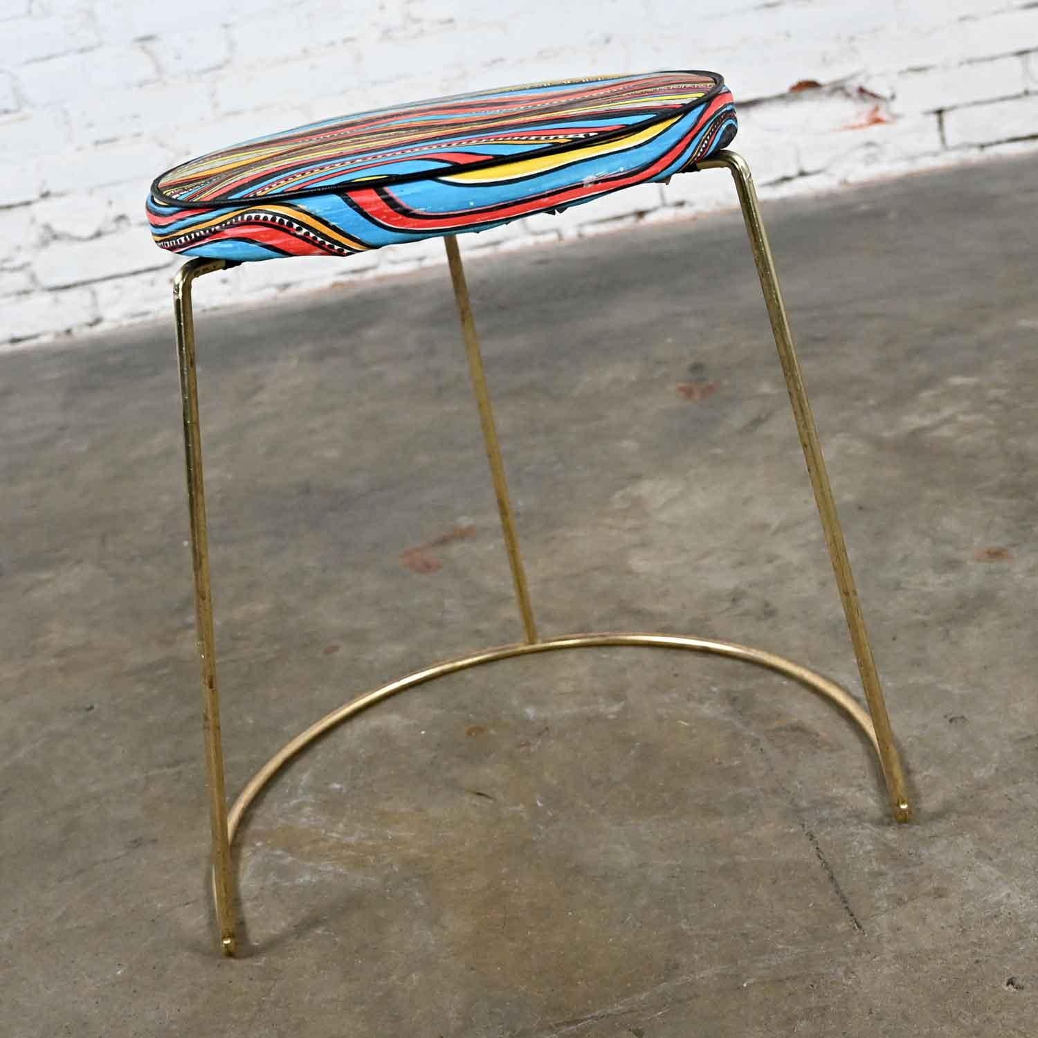Splendido sgabello vintage della metà del secolo scorso con la sua originale seduta rotonda in vinile o ecopelle colorata e una base asimmetrica in acciaio placcato ottone. Condizioni splendide, tenendo presente che si tratta di un prodotto vintage