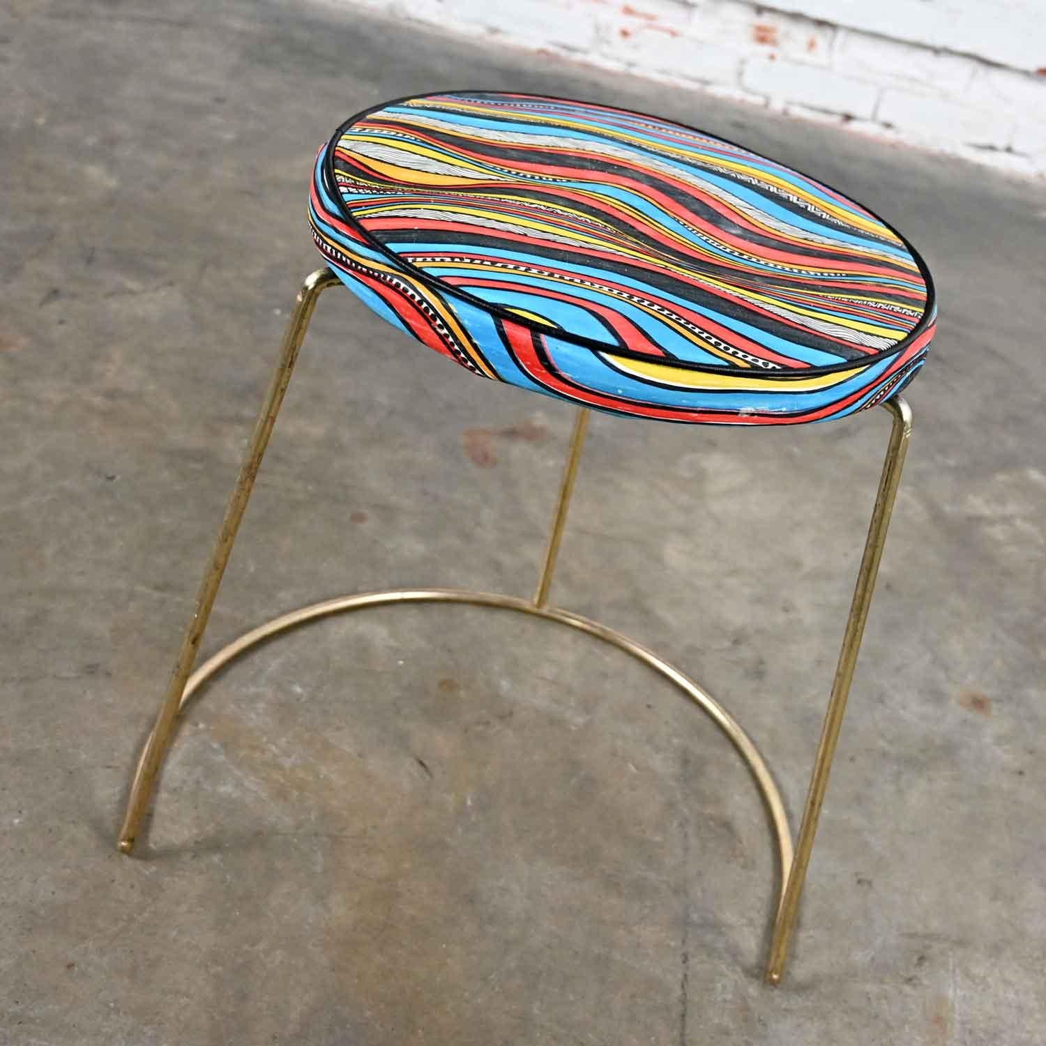 Américain Tabouret MCM avec assise ronde en vinyle coloré et base asymétrique en acier plaqué laiton en vente