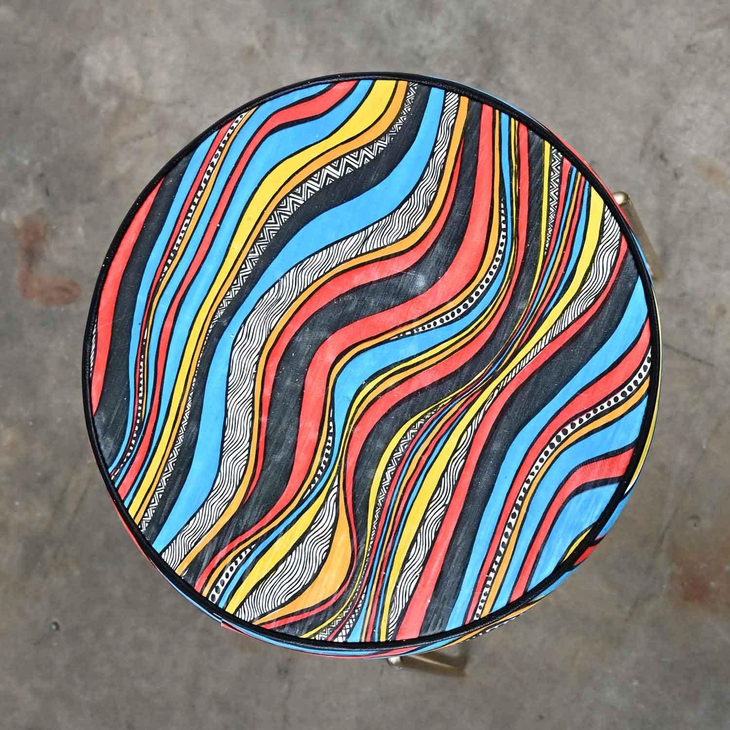 Placcato Sgabello MCM con sedile rotondo in vinile colorato e base asimmetrica in acciaio ottonato in vendita