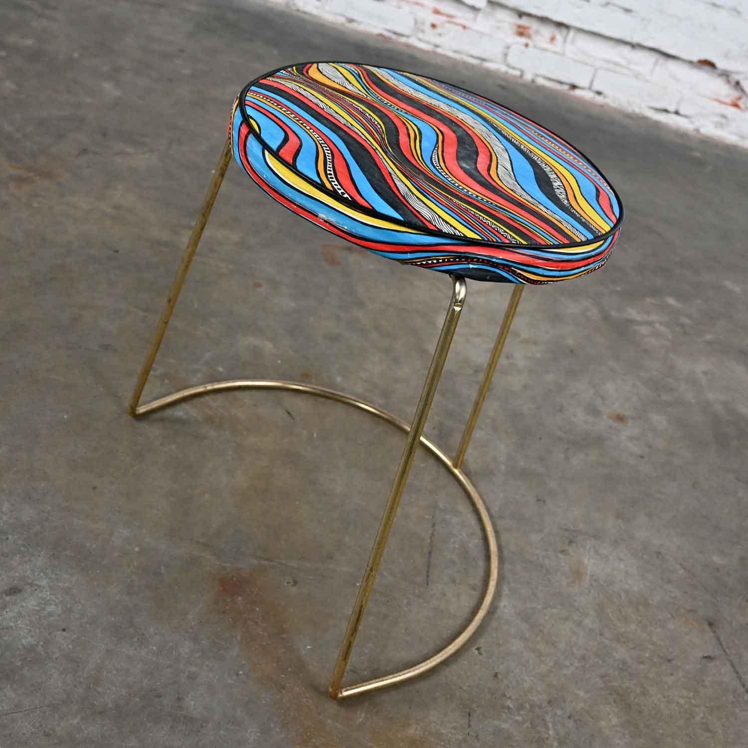 Sgabello MCM con sedile rotondo in vinile colorato e base asimmetrica in acciaio ottonato In condizioni buone in vendita a Topeka, KS