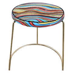 Tabouret MCM avec assise ronde en vinyle coloré et base asymétrique en acier plaqué laiton