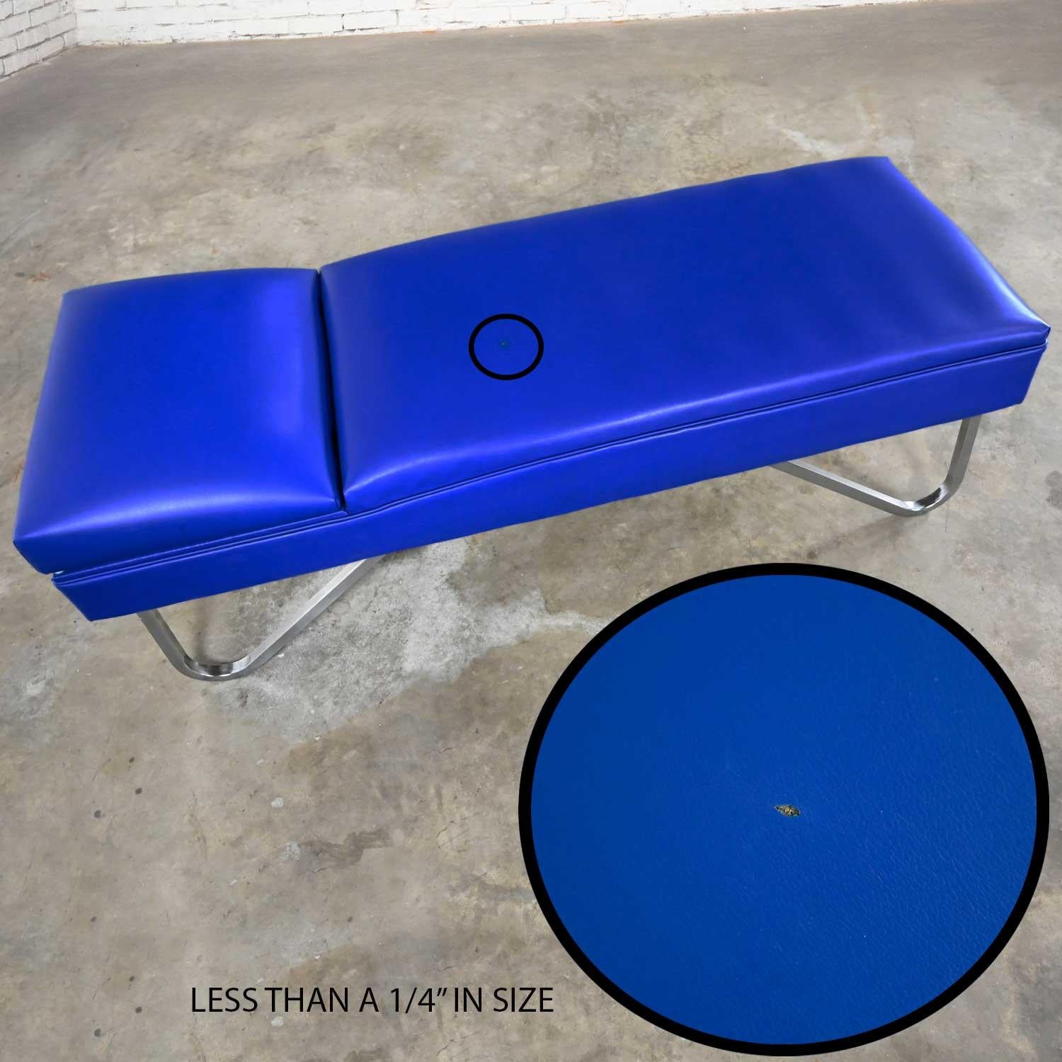 Chaise réglable industrielle moderne et Streamline de MCM en vinyle bleu royal et chrome en vente 7