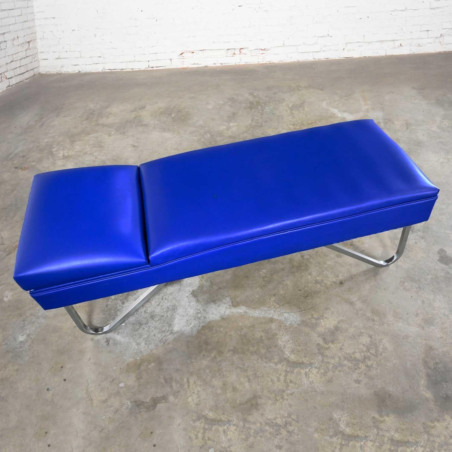 Industriel Chaise réglable industrielle moderne et Streamline de MCM en vinyle bleu royal et chrome en vente